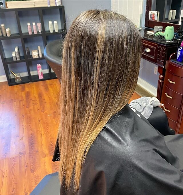 Back to blue black and not mad about it 🖤💙 swipe ➡️ to see this shiny transformation @d_mcmahan .
.
.
.
.
.
#druvhairartistry #saloninthemills #blackhair #shinyhair #healthyhair #straighthair #beforeandafterhair #transformation #darkside #onceyougo