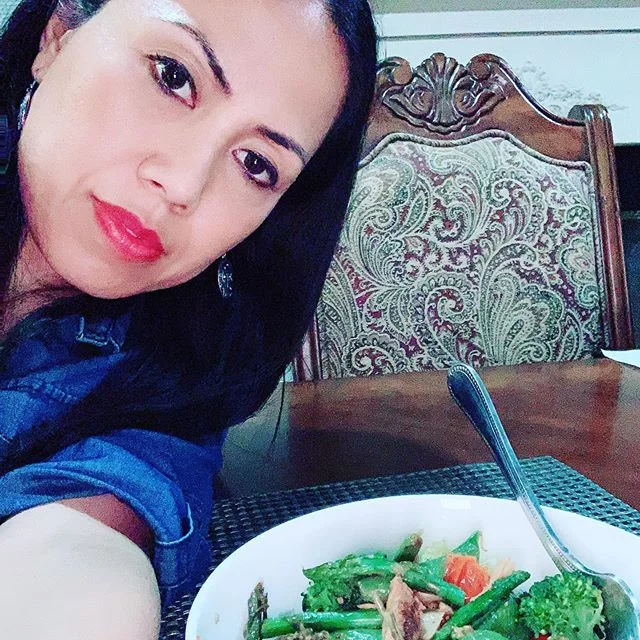 Sharing you my healthy  VEGGIE SALMON stir fry. So delicious, #nutrientdense, &amp; #healthymeal.🥘 I love this meal cuz it&rsquo;s so easy to prepare &amp; it&rsquo;s so healthy!💜 💦
I didn&rsquo;t enjoy cooking before &amp; preparing meal cuz my c