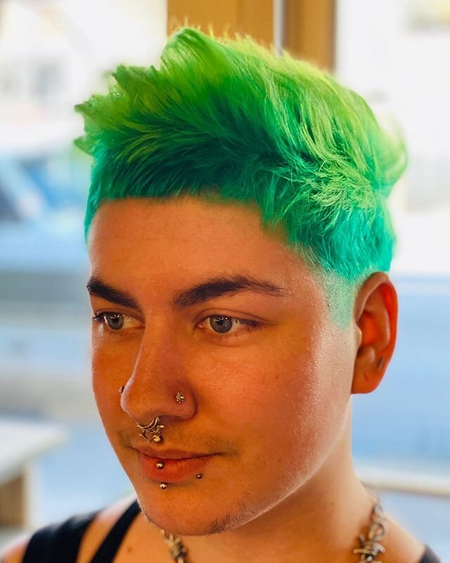 Fan, free and green ! #hairstyles #greenhair #vancouverhairstylist #boldhair