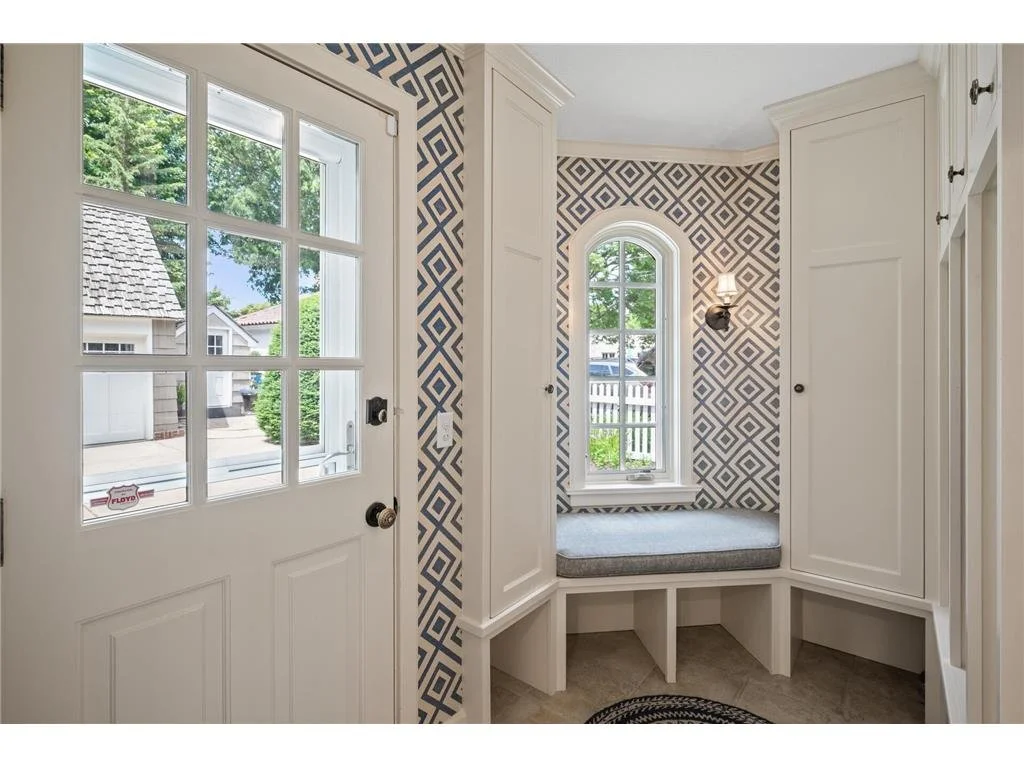 4504WooddaleAve-Mudroom.jpeg