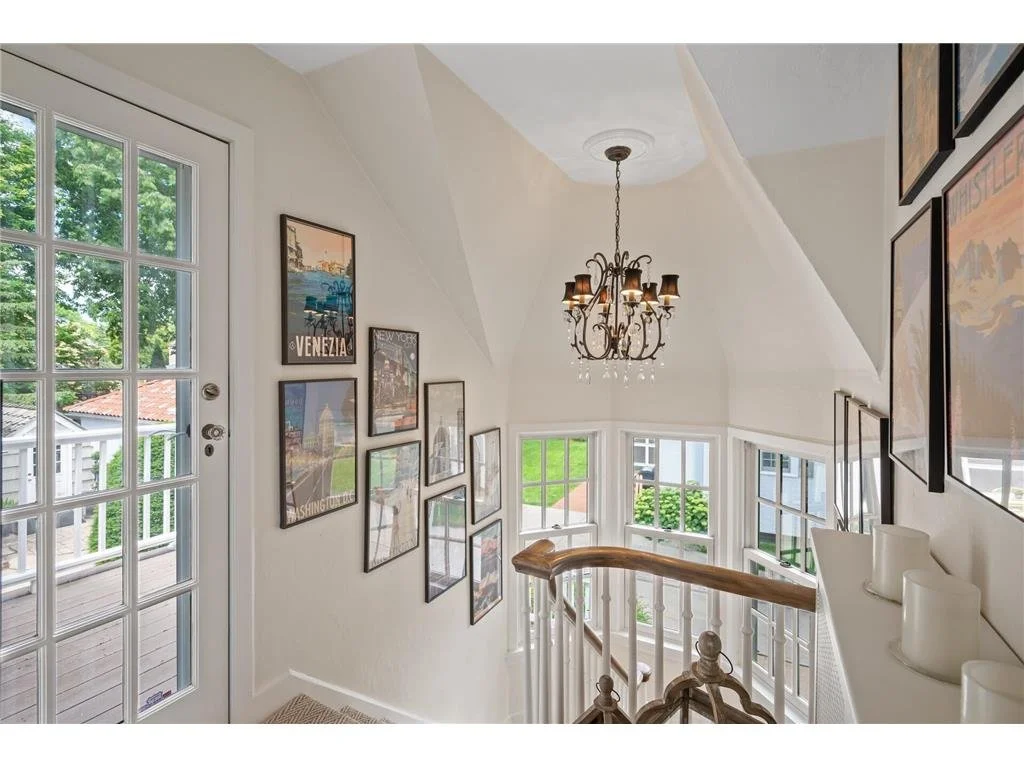 4504WooddaleAve-Stairway.jpeg