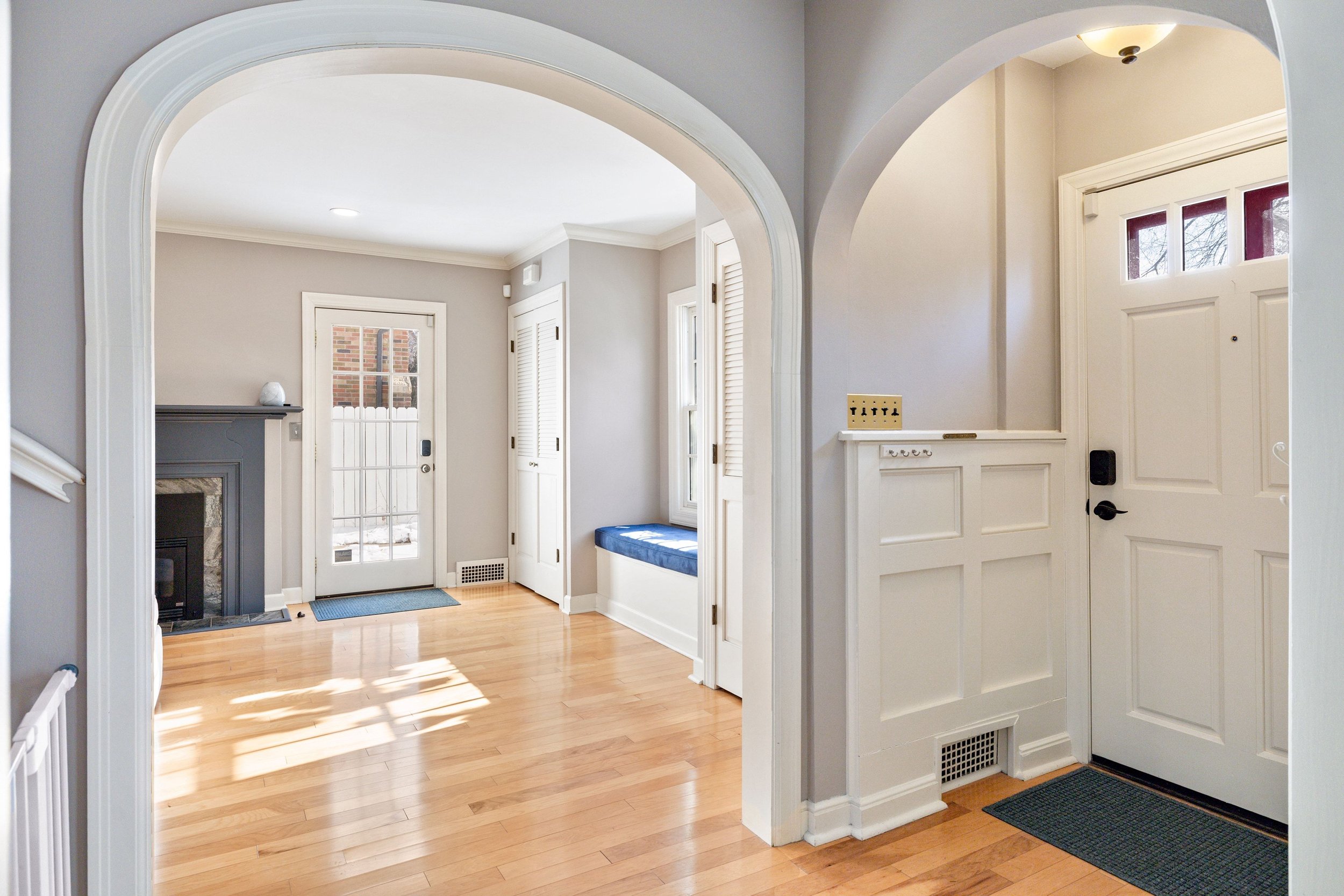 011_entry_to_living_798.jpg