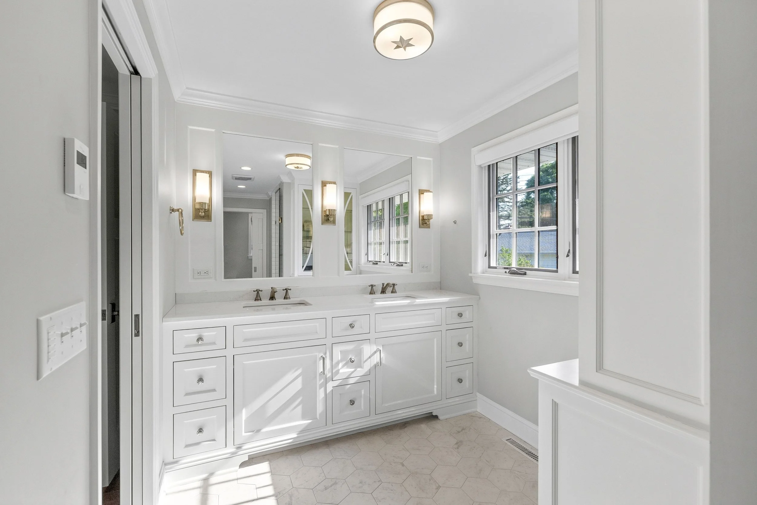 048_bathroom_primary_2_608.jpg