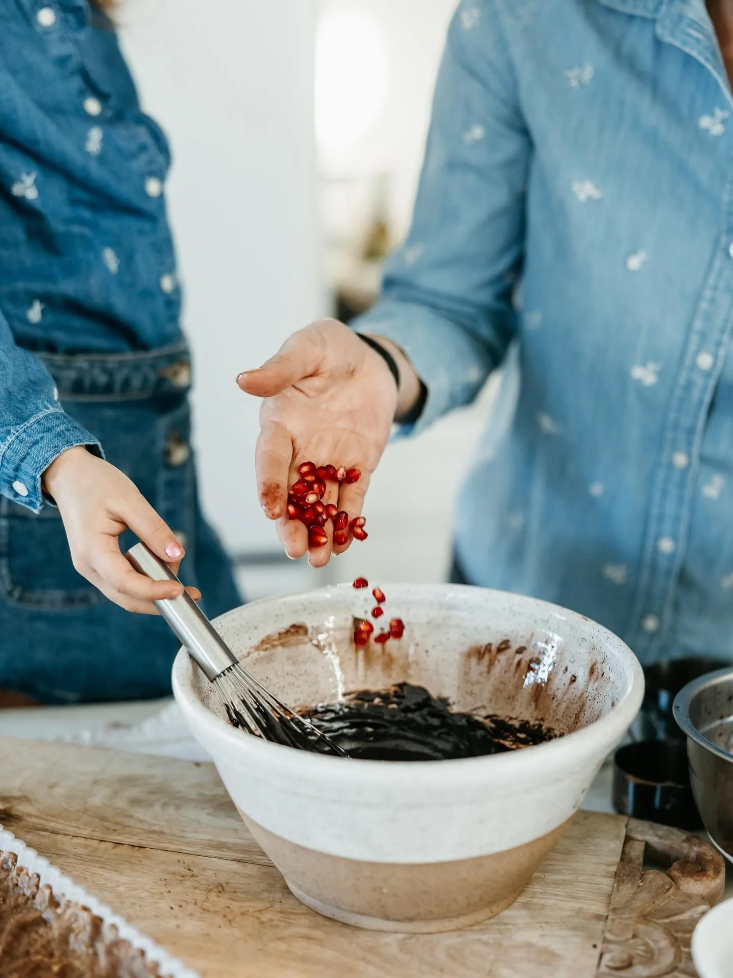If you&rsquo;re looking for an elegant dessert with as little effort as possible, this No-Bake Chocolate Pomegranate Tart with pomegranate arils is it friend! 

Comment "tart" and I'll send you the recipe. 

It is rich, glossy, deeply choco