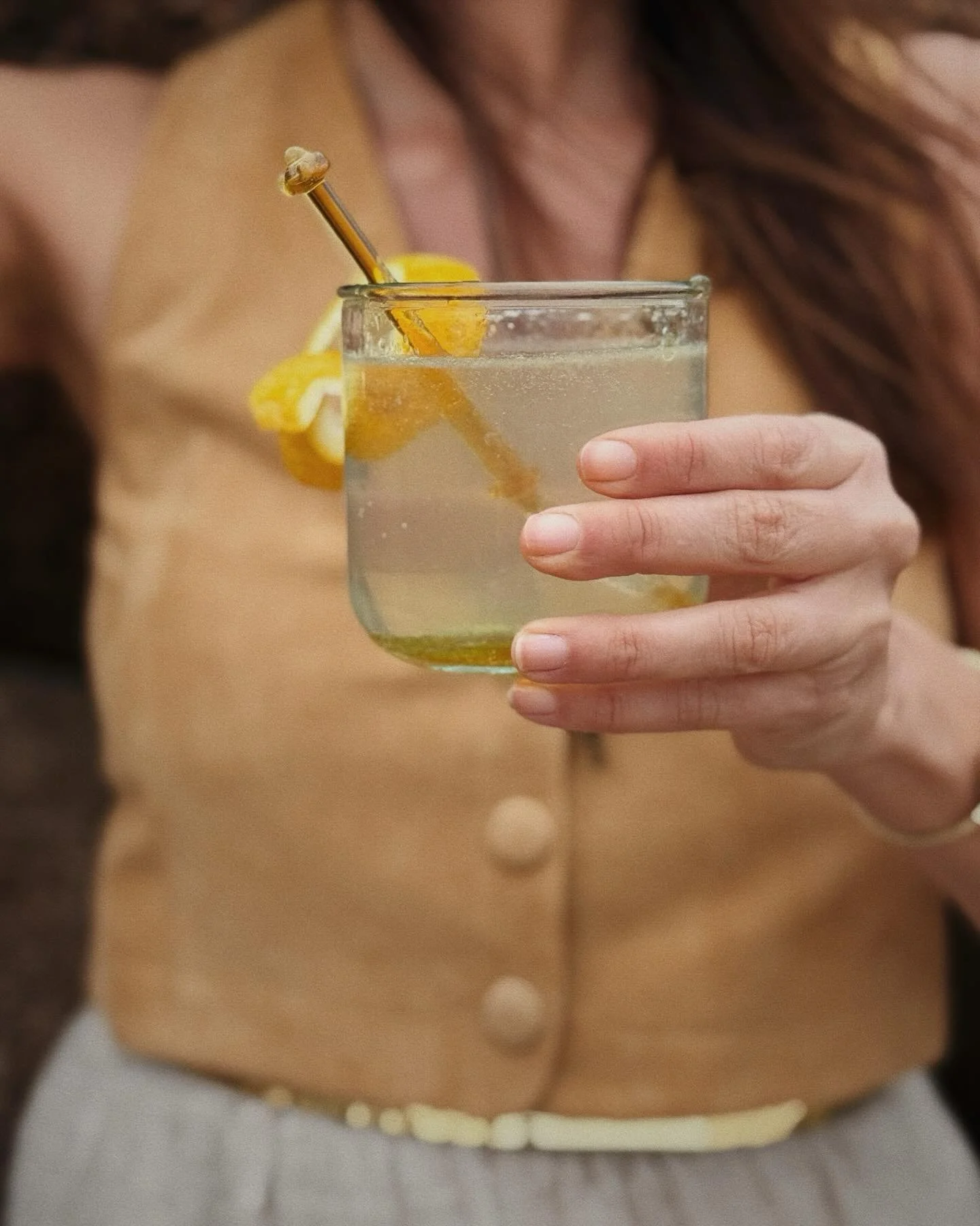 This Juniper Lemon tonic is refreshing and delicious! 🍋

It quietly supports digestion and nourishes from the inside out. 

Made with lemon juice, juniper berry honey syrup, and  sparkling water, it feels fancy without trying too hard. 

Comment &qu