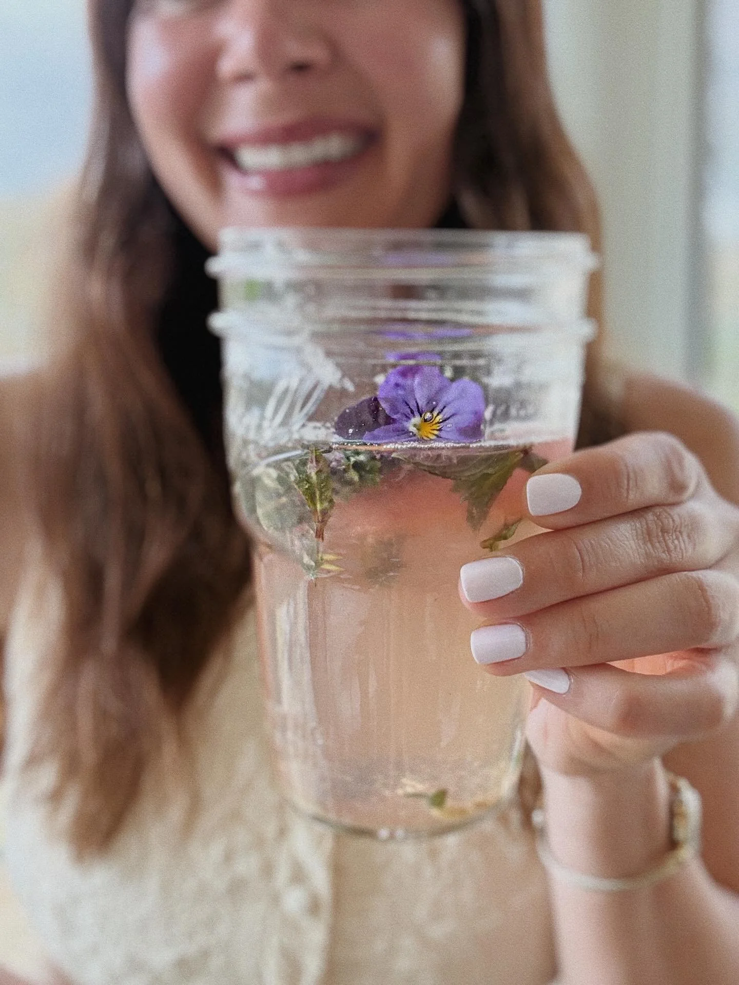Most of us are dehydrated and don't even realize it. 

I've been loving this lately 

Water, lemon, apple cider vinegar, honey, sea salt, and mint from the garden. Edible flowers are a bonus 🌸

It supports hydration and digestion . 

Nothing complic
