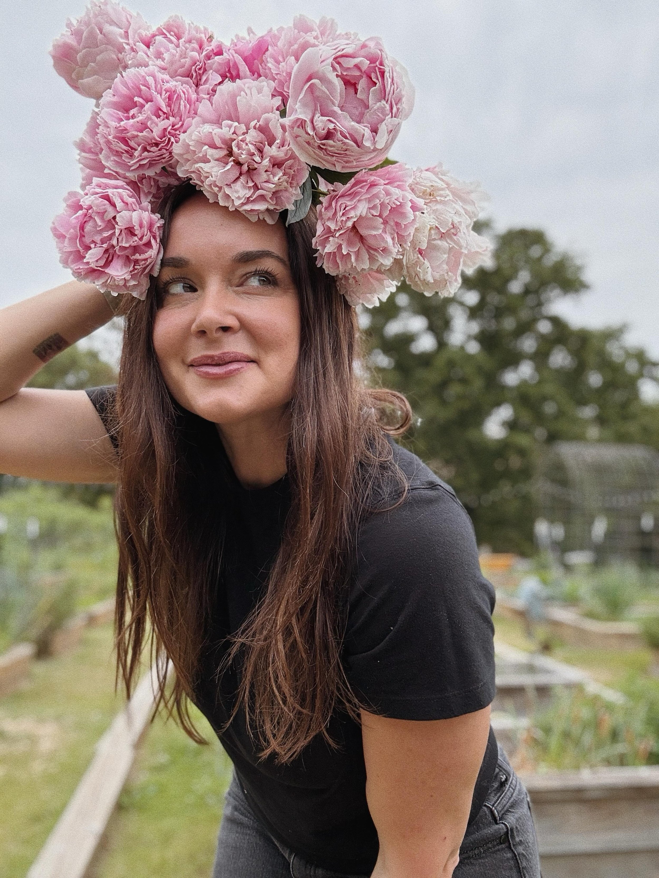 It's amazing what nature can do to our mood. One moment I'm grumpy walking down to the garden, next thing I know I'm putting peonies on my head and calling it art 😆 

Being in nature is powerful. 
Flowers have shown in research to:

Boost positive e