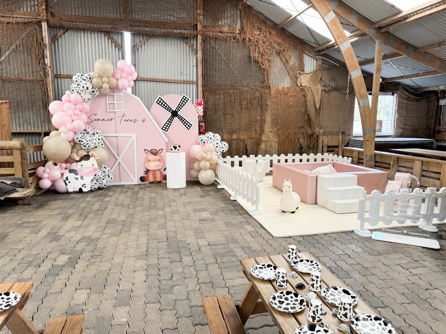 Barnyard theme party for the cutest animal lover 
🐷🐑🐮

Featuring our new barnyard prop in pink 😍

Setting up in a barn can be a little underwhelming but add some gorgeous themed elements, pops of colour and @milliecreative.nz (ofcourse 😅) and yo