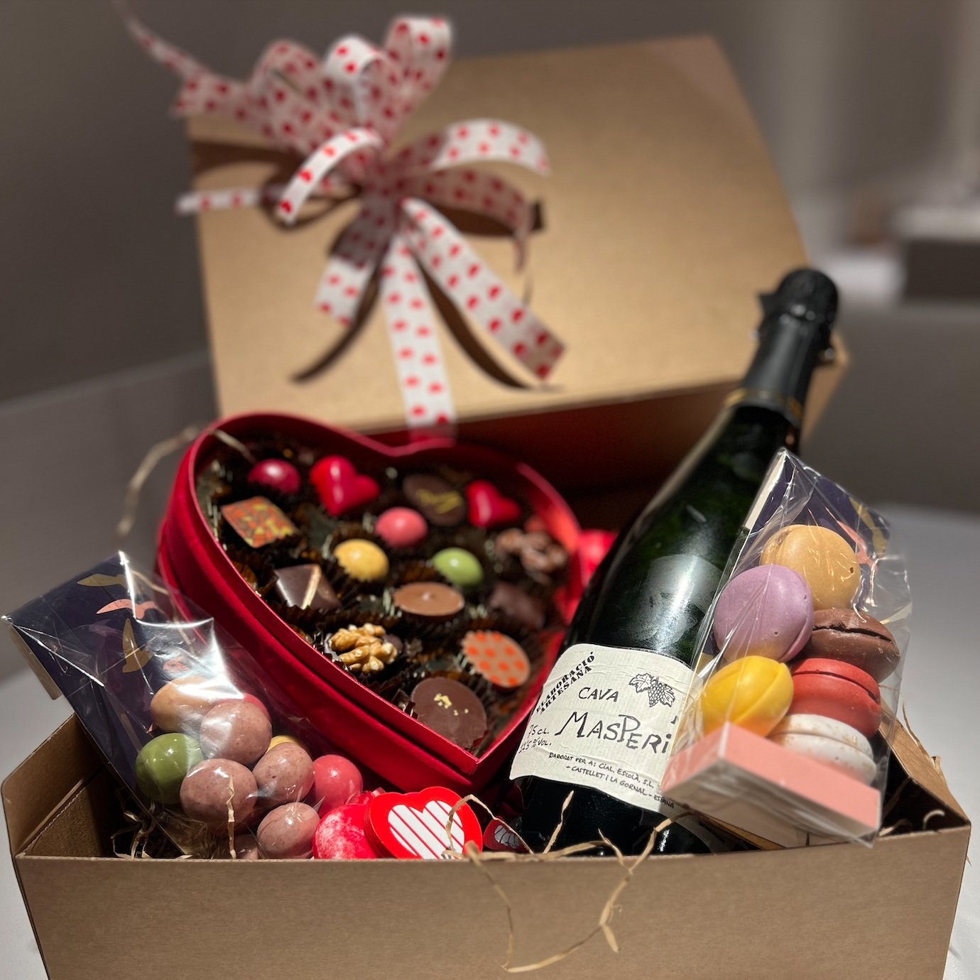 Caja regalo San Valentin, chocolates, cava, vino, mermelada, pate