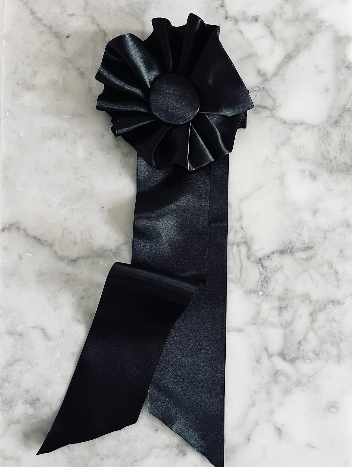 Just for living through these days we deserve a ribbon.. so I made them for you.
Give yourself a ribbon for trying, for falling and getting back up, for feeling and seeing the world and keep on having hope, for being you! 🥇
DM for info. Online soon.