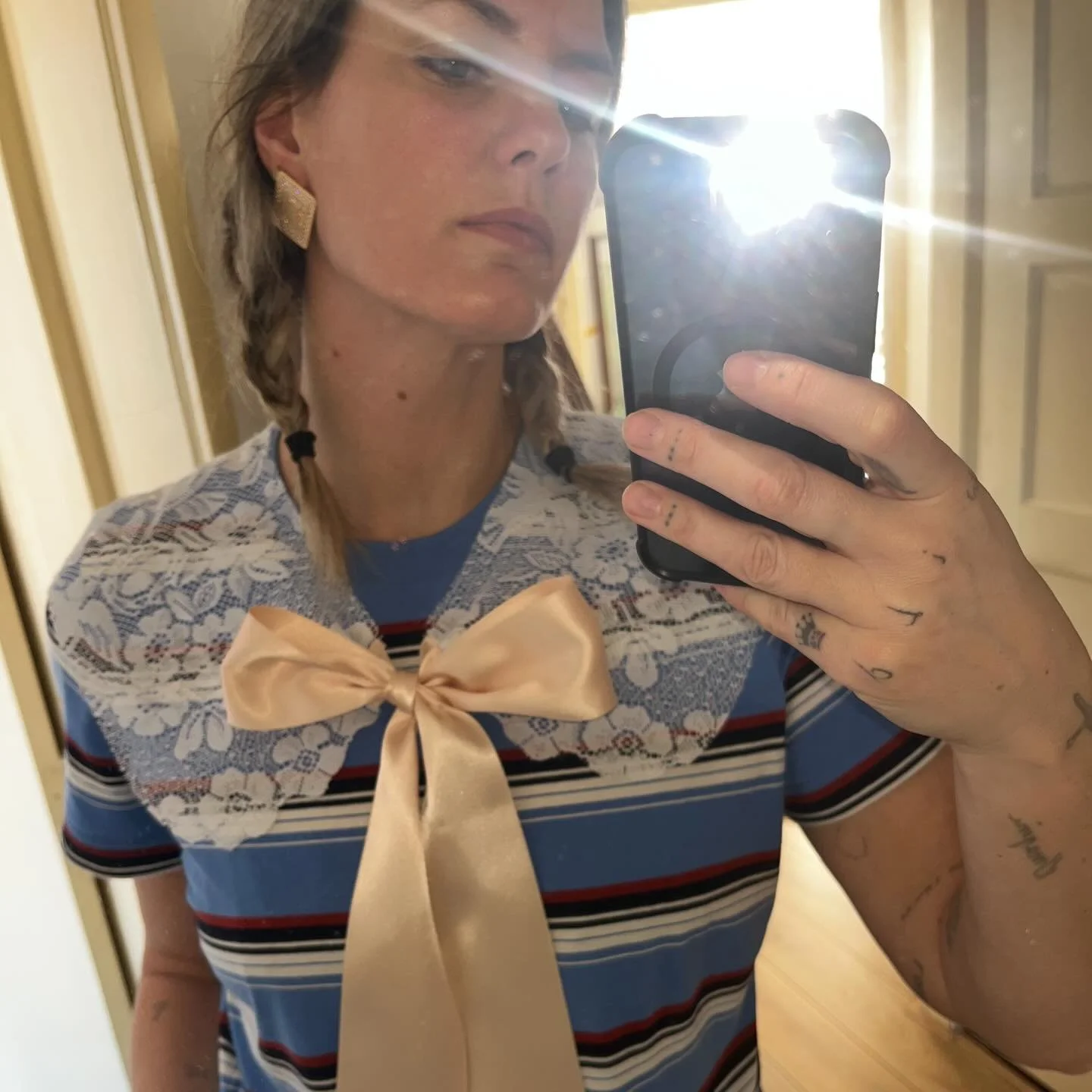 Sometimes it&rsquo;s just as easy as a lace collar with a pink bow and a dirty mirror! To be able to create what comes to mind when you want to spice up your look is just magical ✨ and how fun I can also do this for you..
Webshop is coming soon! 

#w