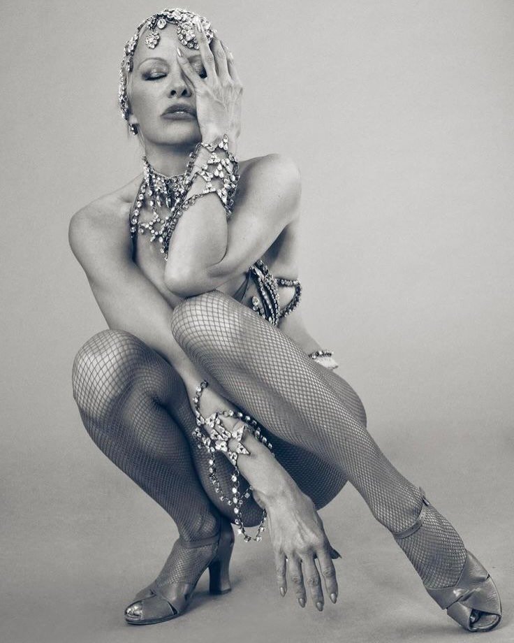 Every since I saw the red bathing suit and the blonde hair I was invested in @pamelaanderson.. not from a male gaze (ofcourse as I was a young girl) perspective but inspired by the strength she was showing. Now seeing her in this glow up era where sh