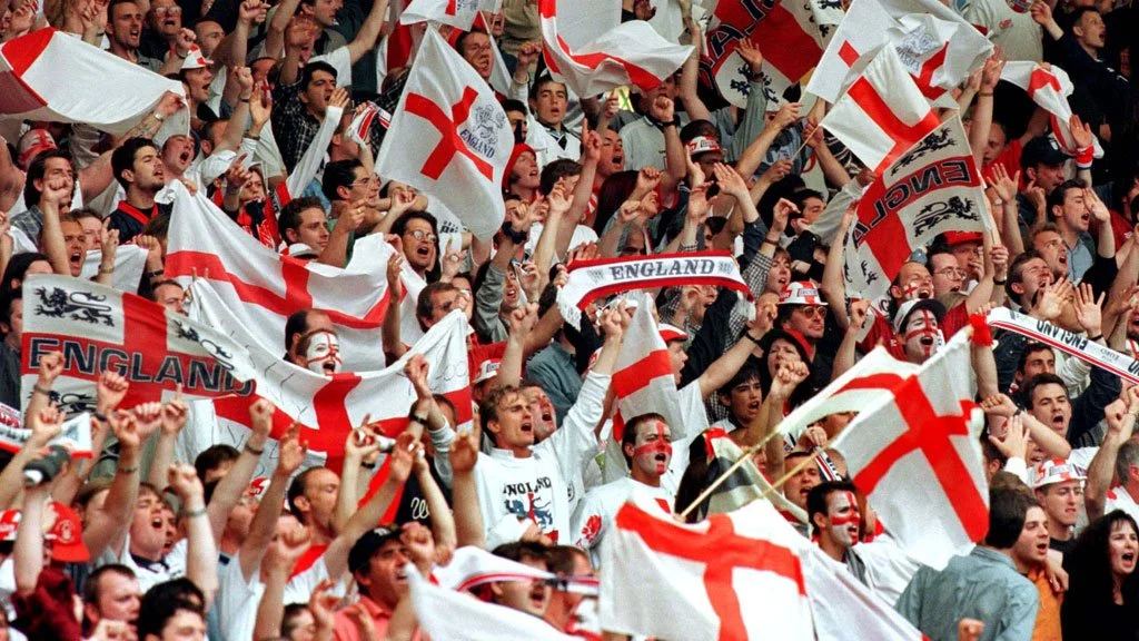 29_englandfans_r_w.jpg