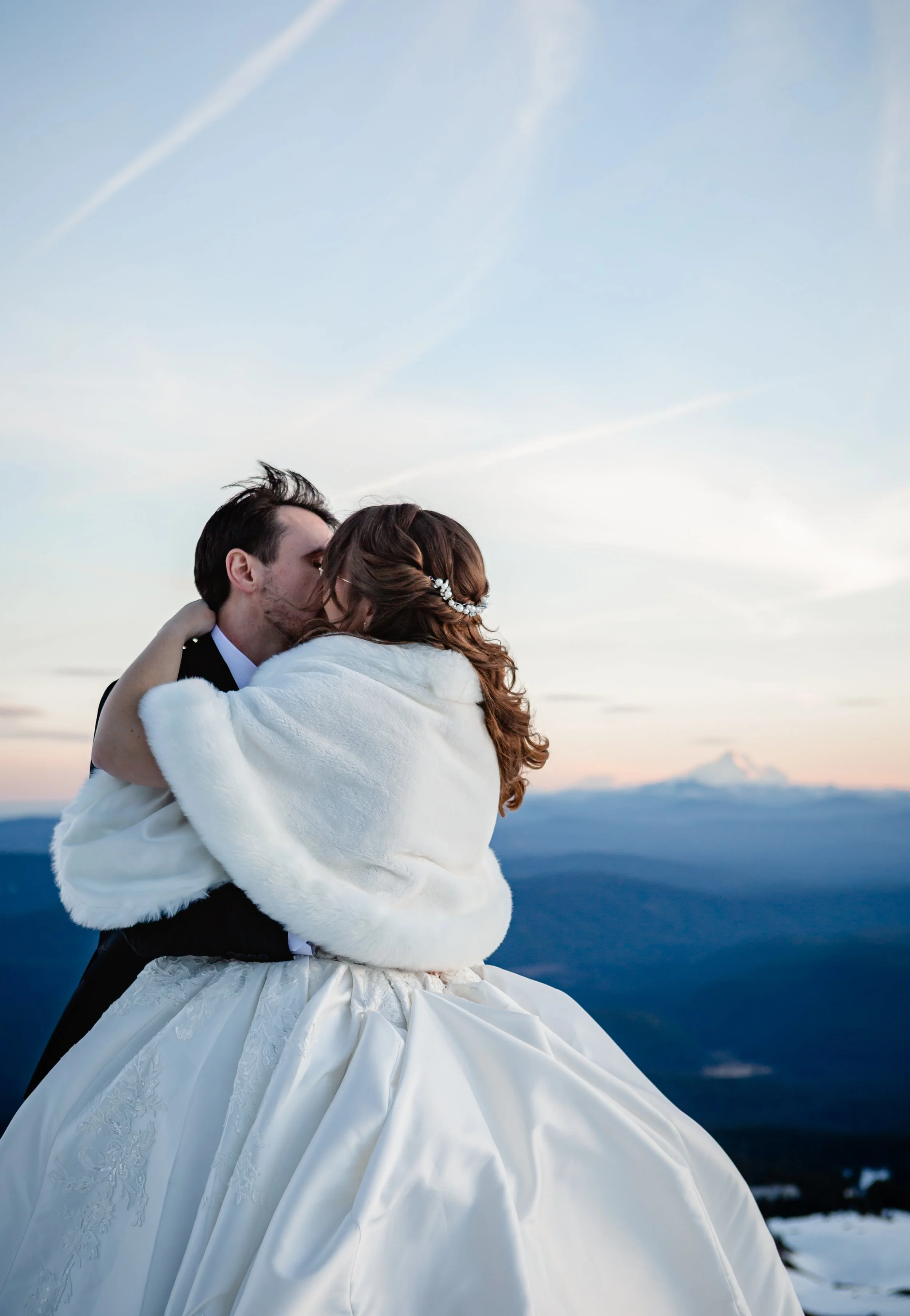 Studio623Photography_MtHood_WeddingPhotos_TimberlineSilcoxHut_-5.jpg