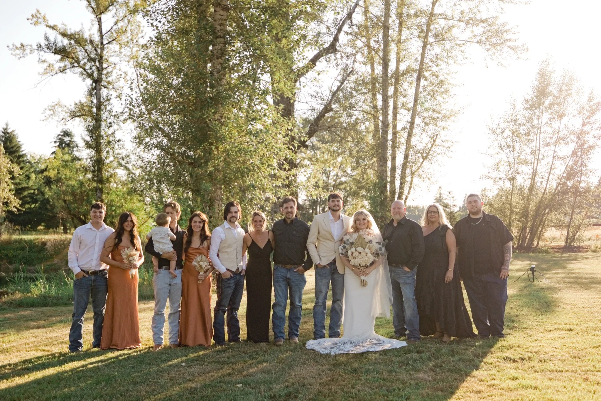 The whole wedding party with Sarah and Reed in the evening light