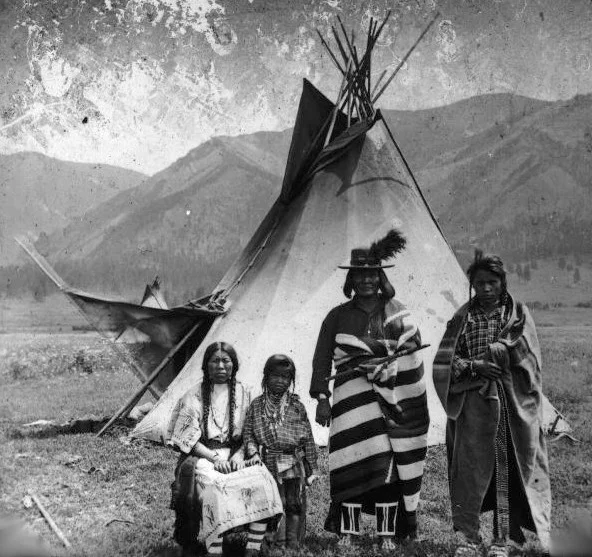 Image via Wikicommons: https://commons.wikimedia.org/wiki/Category:Tipis#/media/File:Flathead_Family.jpg