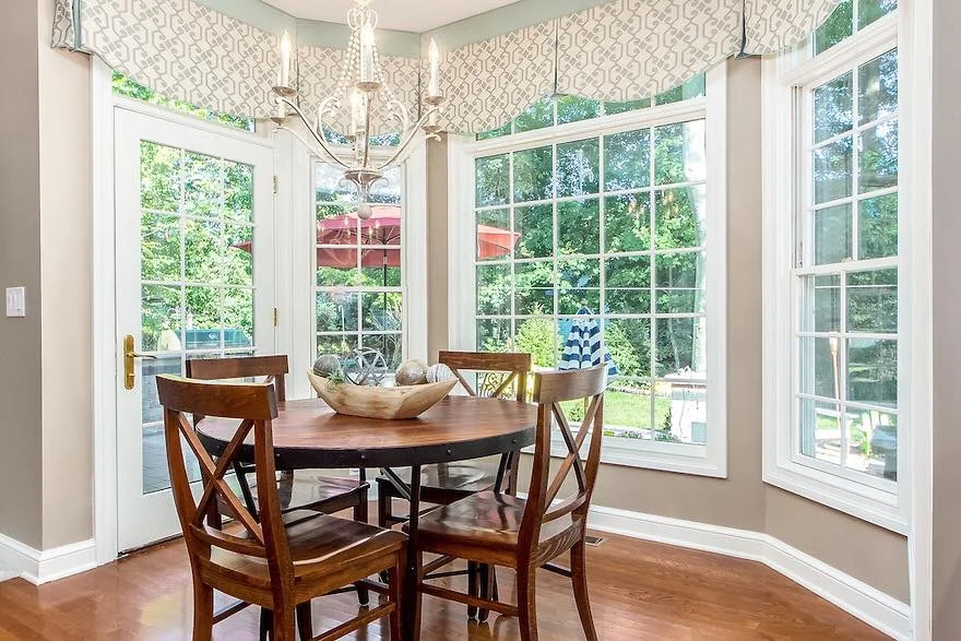 Scalloped Box-Pleated Valance Hung from Cornice