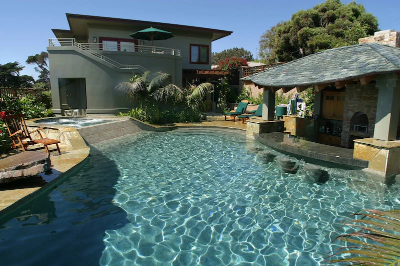 raised-spa-flagstone-coping-swim-up-bar.jpg