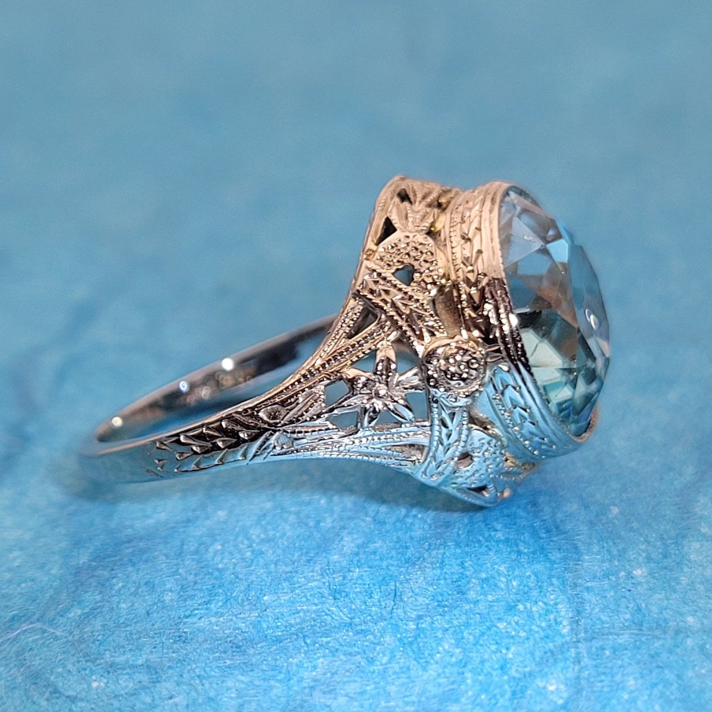 💦No Monday morning blues here! New on our website, this blue Zircon ring is a celebration of Art Deco artistry. Lose yourself in its luscious detail!!🥰
Item 201-02415 on our website digsolvang.com
#mondayblues💙 #mondaybluesbegone #artdecorings #