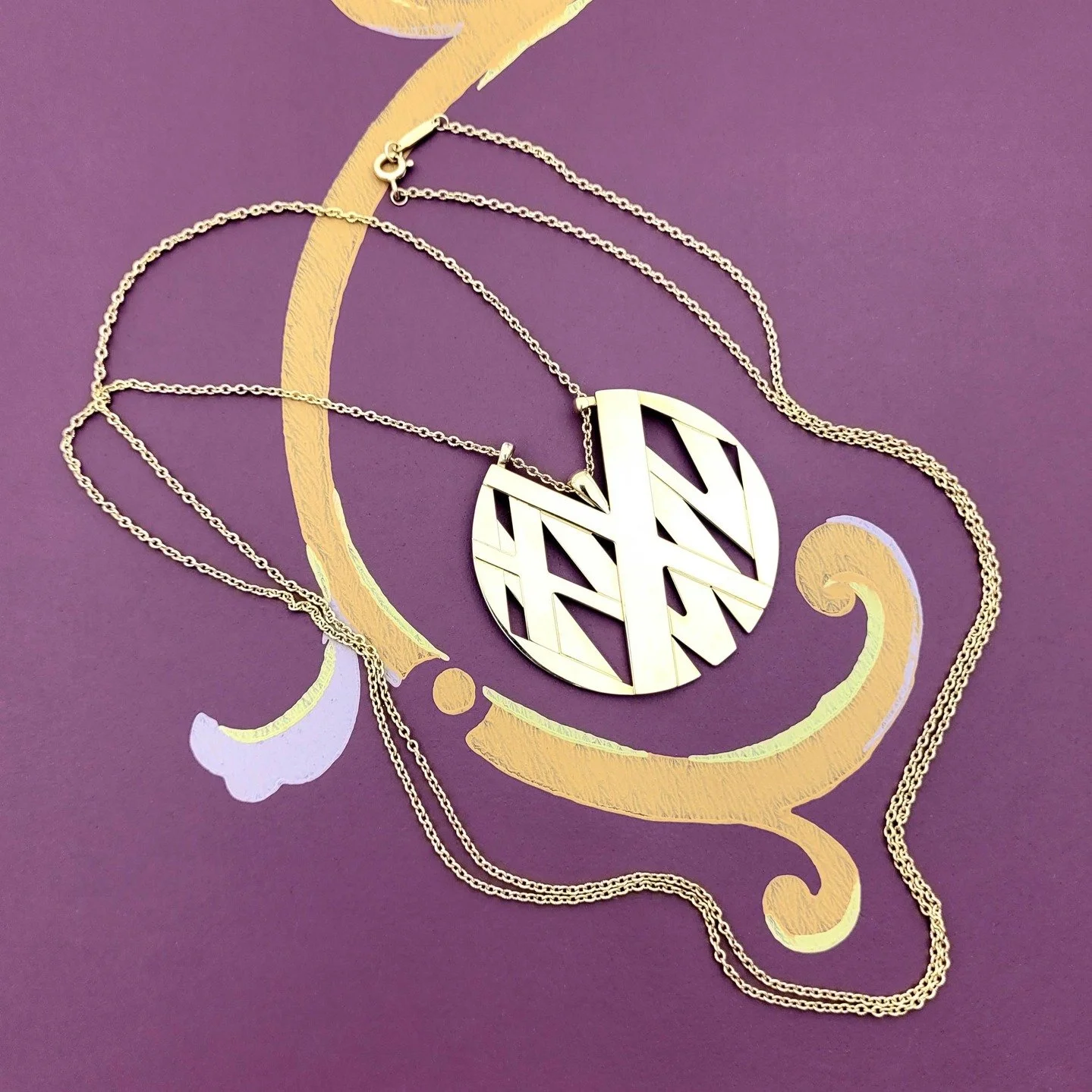 😮It's BIG and BOLD!! Tiffany & Co. is known for their delicate and refined design style, but have jumped out of that aesthetic with this dynamic necklace!
Item 105-00091 on our website
digsolvang.com
#tiffanygold #tiffanyandco #goldnecklaces #