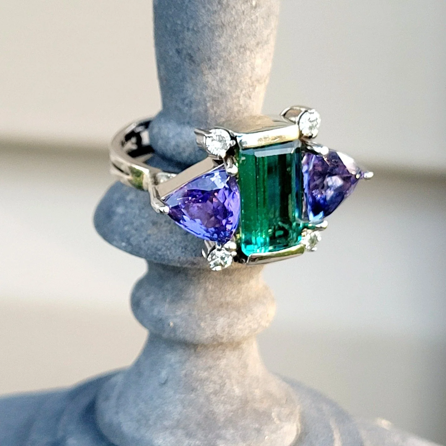 🥰Tourmaline and tanzanite!!! Yummy!!
 Item 201-02401 on our website digsolvang.com
#tourmaline #tanzanitejewellery #happyfri̇day #vintagerings #vintagejewelryaddict #solvangusa #shoplocal