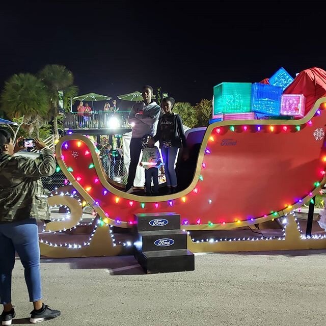 🎵🎶What a bright time, it&rsquo;s the right time, to rock the night away&hellip;🎶🎵 We&rsquo;re enjoying the holiday season with our activation at Winterfest!
.
.
. #BoatParade #Winterfest #jinglebellrock #fortlauderdale #brandactivation  #eventmar