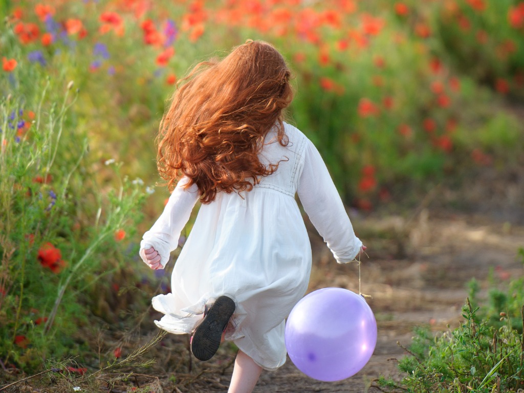 little-girl-running-in-a-poppy-field-picture-id881787978.jpg