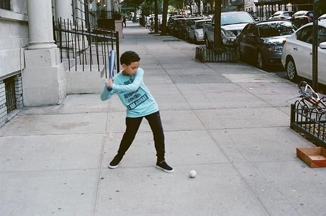 pelotero pequeño | Extrañó béisbol #35mm #nycspc #portra400 #ishootfujifilm #MadeWithKodak