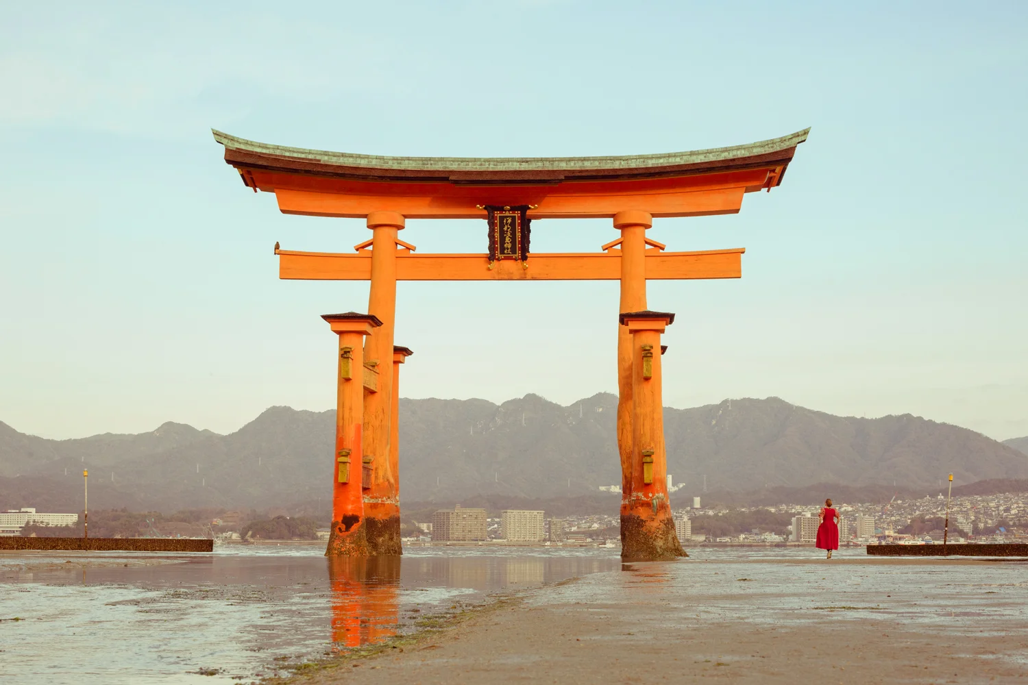 lisa_vollmer_photography-0854_japan_gate_miyajima.jpg