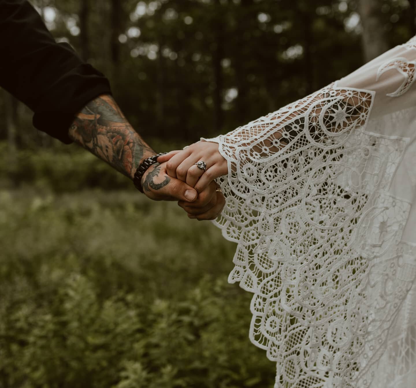 These hands, those sleeves&lt;3
.
.
.
#devolveimaging #devolveimagingphotography #ctweddingphotographer #ctwedding #theconnecticutbride #ctbride #bride #bridebabemagazine #bohobride #bohemian #bohemianbride #ringshot #weddingvibes #newenglandweddingp