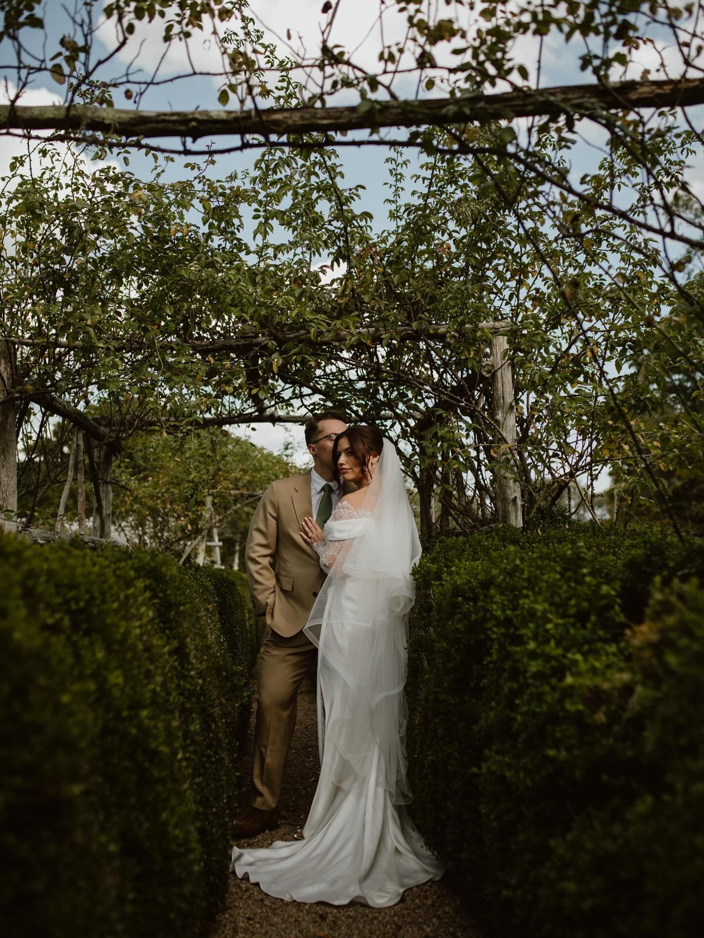 One of my absolute favorite books of my childhood was &ldquo;the secret garden&rdquo; 
This is what I imagined it would be like✨✨✨

#devolveimagingphotography #devolveimaging #ctweddingphotographer #ctwedding #husbandandwifeteam