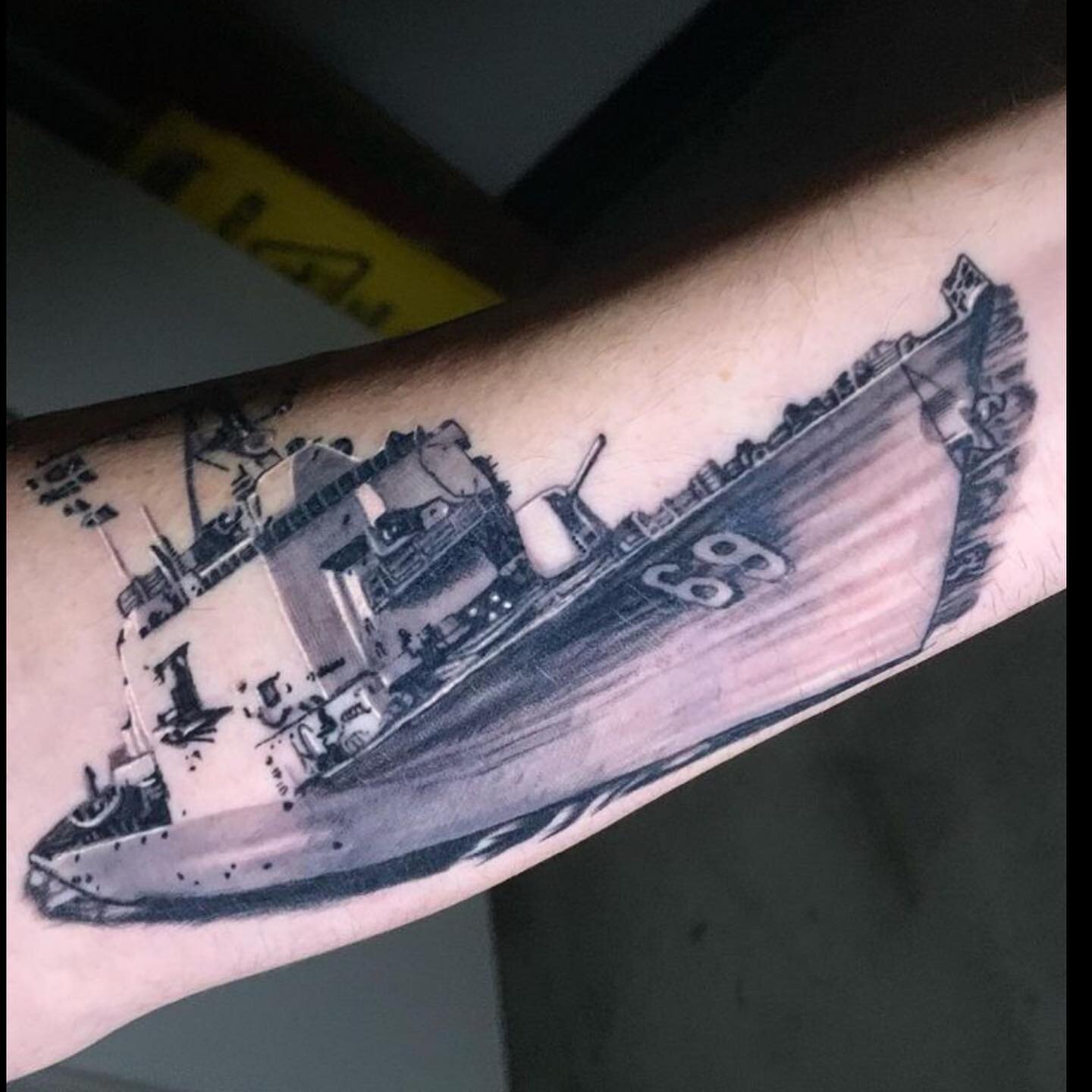 Check out the superior fire power on this bad boy. @anonymous.henchman shows us how to take up space with this black and grey rendition of this Montana-class battleship. Email him directly to lock in your b&amp;g appointment times. 
.
⚓️
.
🔥
.
#blac