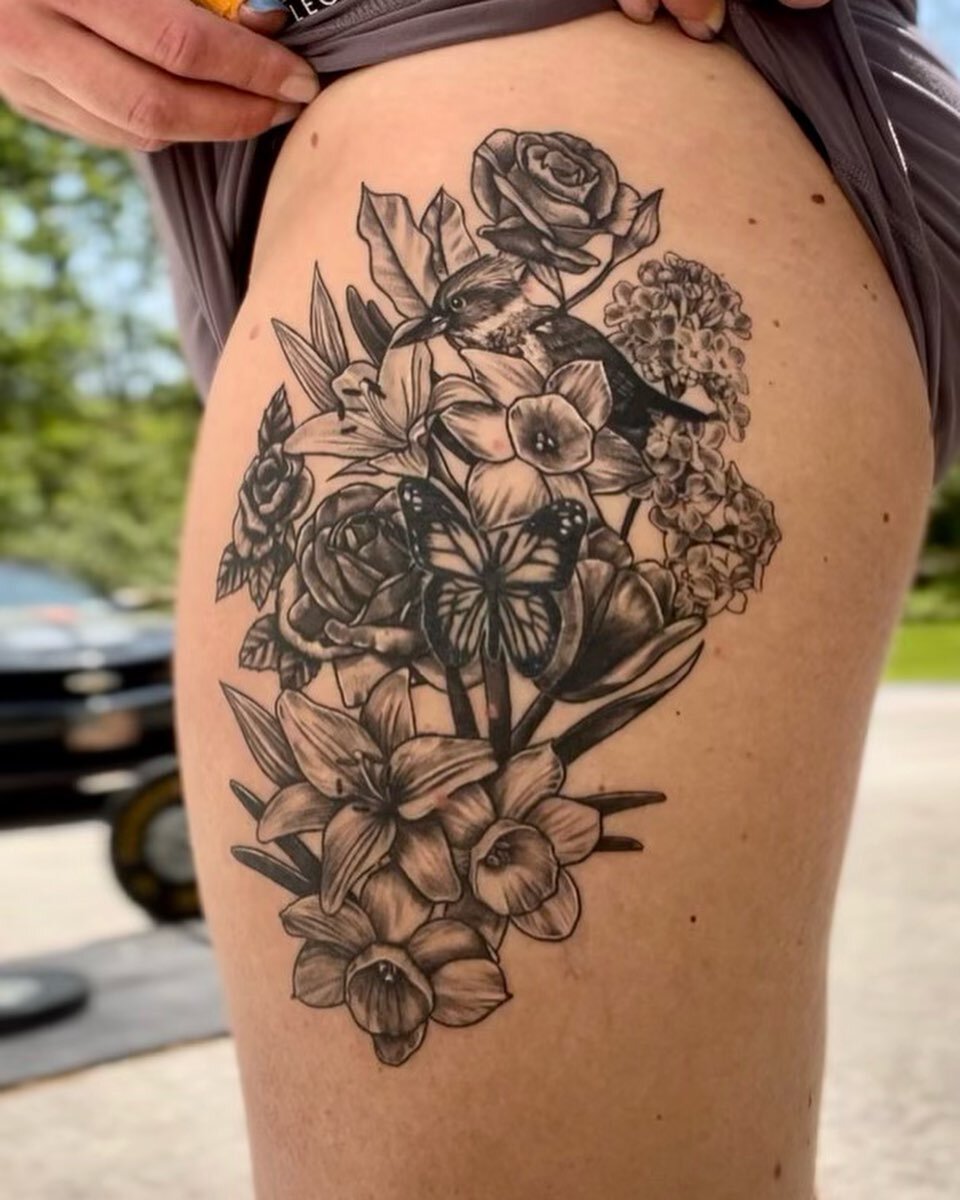 Every detail matters when it comes to doing great tattoos. Just look at @dusty.lois work and you can see the pride she takes! So send her a message and get your next tattoo by her. 
🪷
🌸
🌼
🌺
#tattoos #linework #blackandgreytattoo #femaleartist #lg