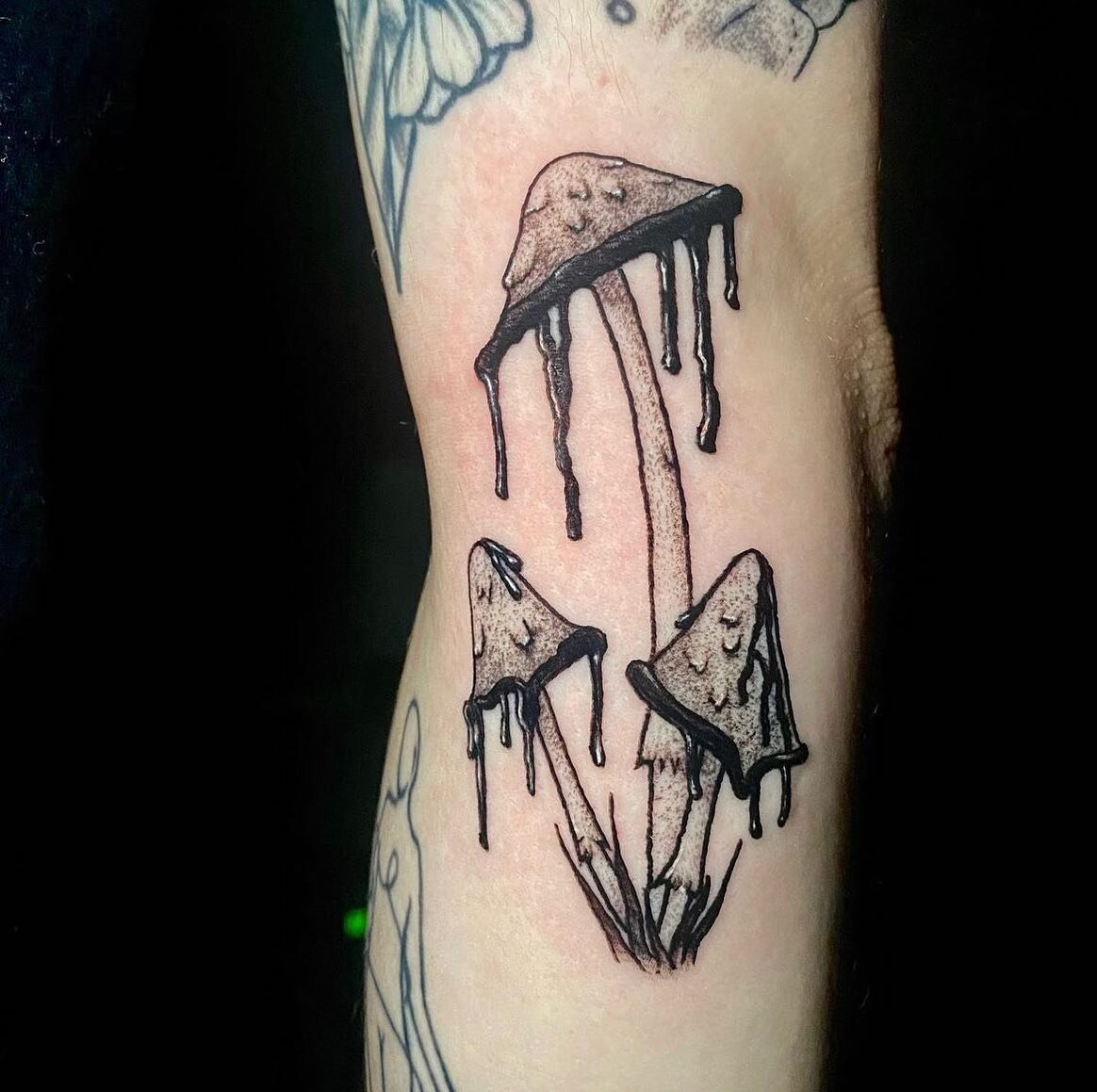 @tattoosbyanastasia ink caps are set up and ready for ink to be put in them! So send her a message and she&rsquo;ll get you in soon! 
🍄
🦋
🍄
🦋
#realism #nature #naturetattoo #blackandgreytattoo #blackandgrey #tattoo #ınstagood #best #mushroom #but