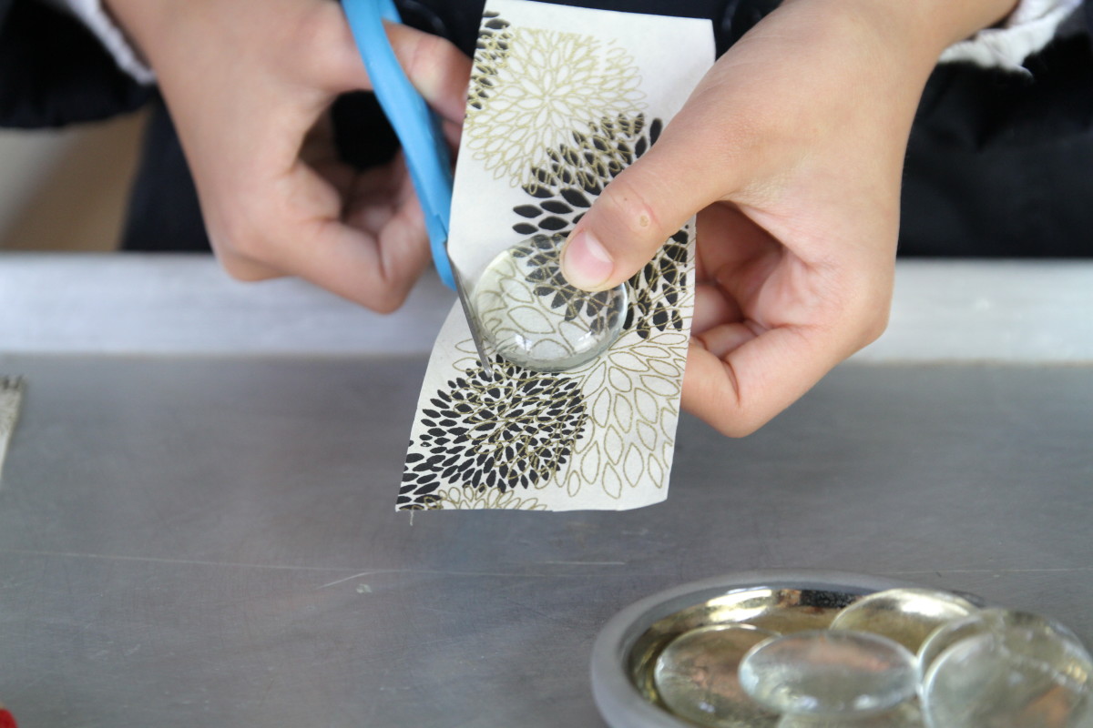 Cut the paper in the shape of the glass pebble