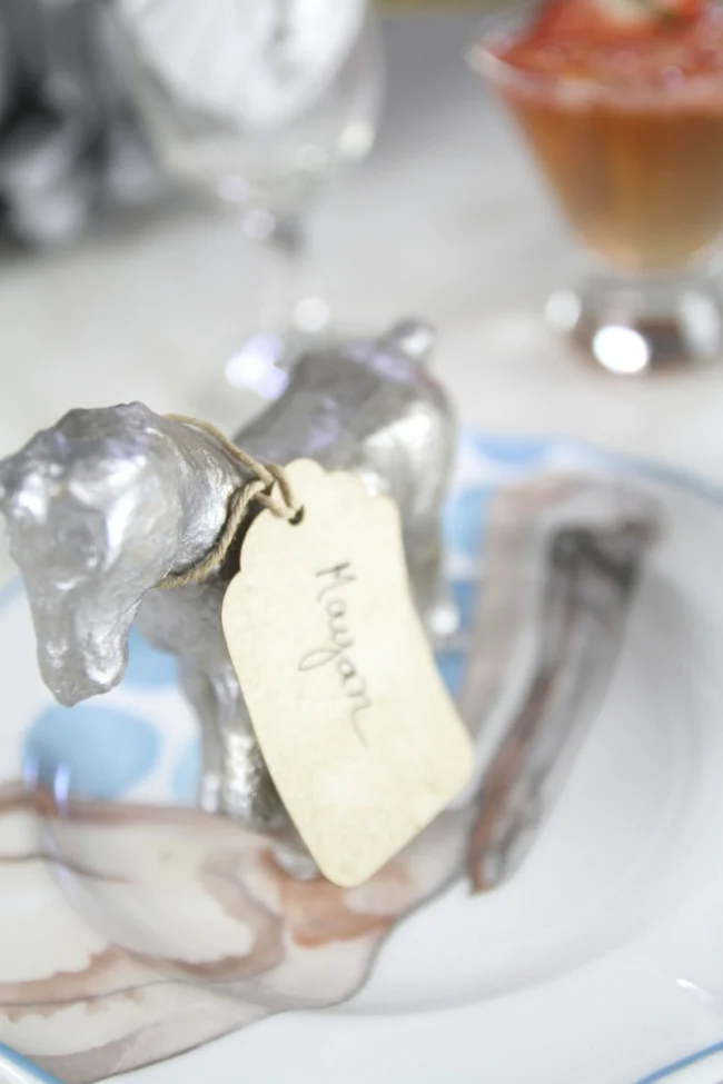 Doesn’t this silver horse look beautiful on these dishes?