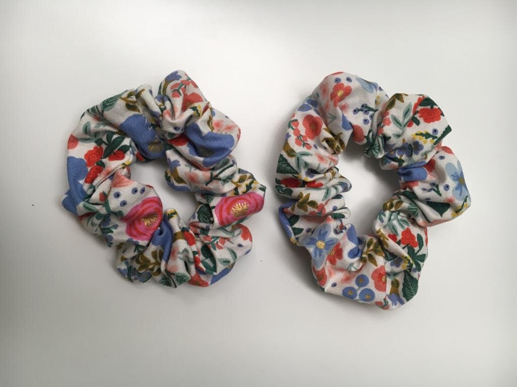 scrunchie: cream wild rose