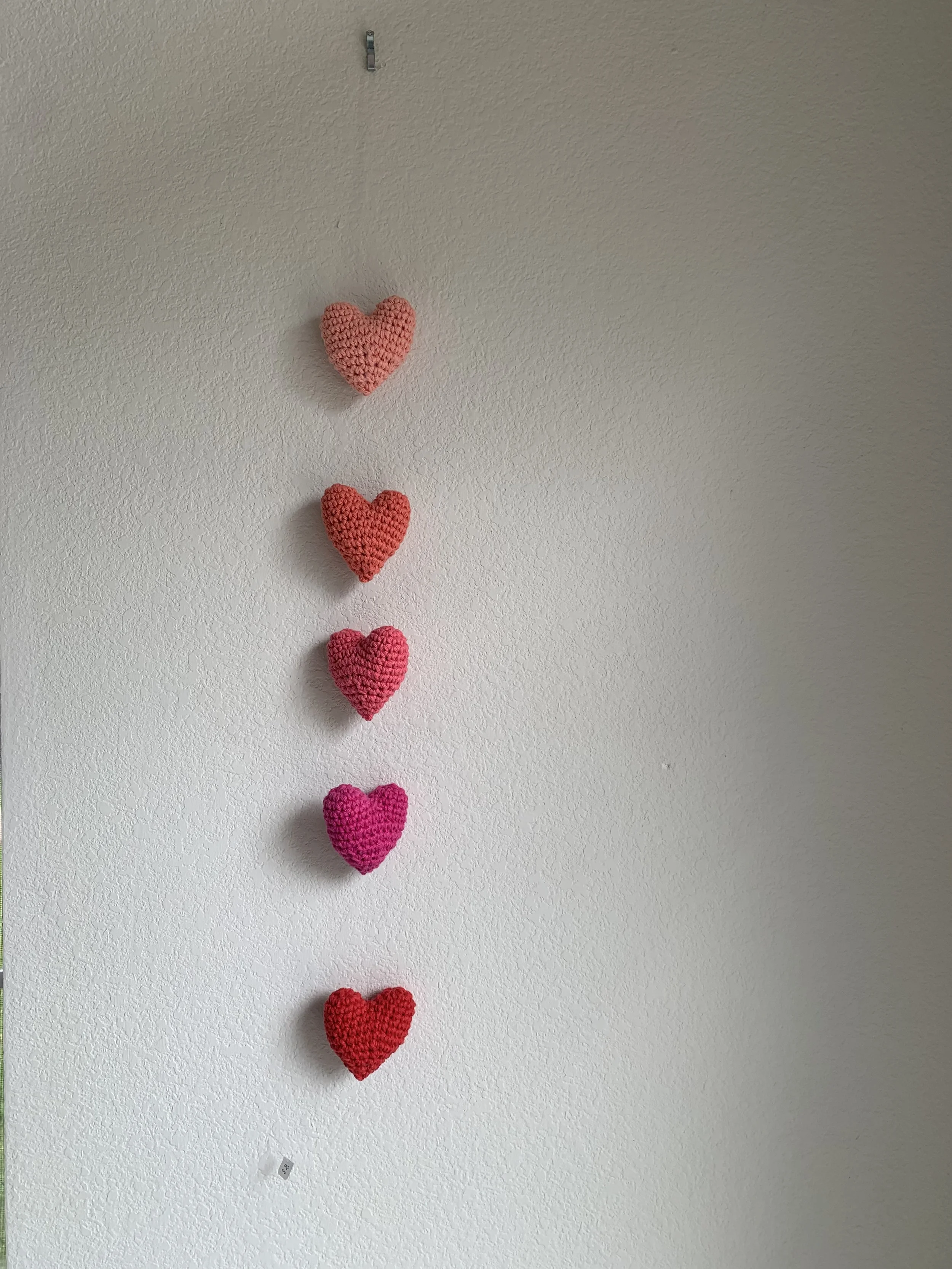 hanging pink ombre hearts 01