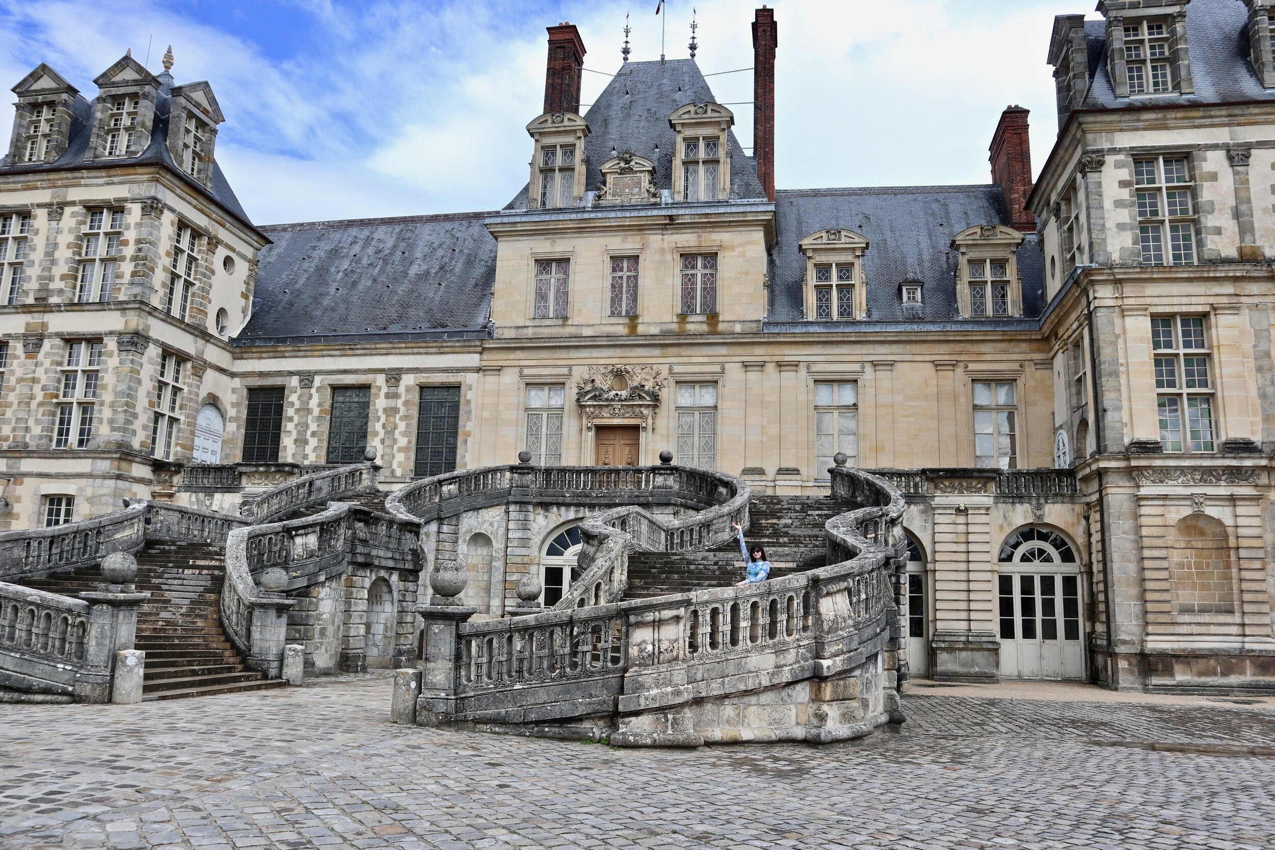 CHÂTEAU DE FONTAINEBLEAU - French Castle Inhabited by French