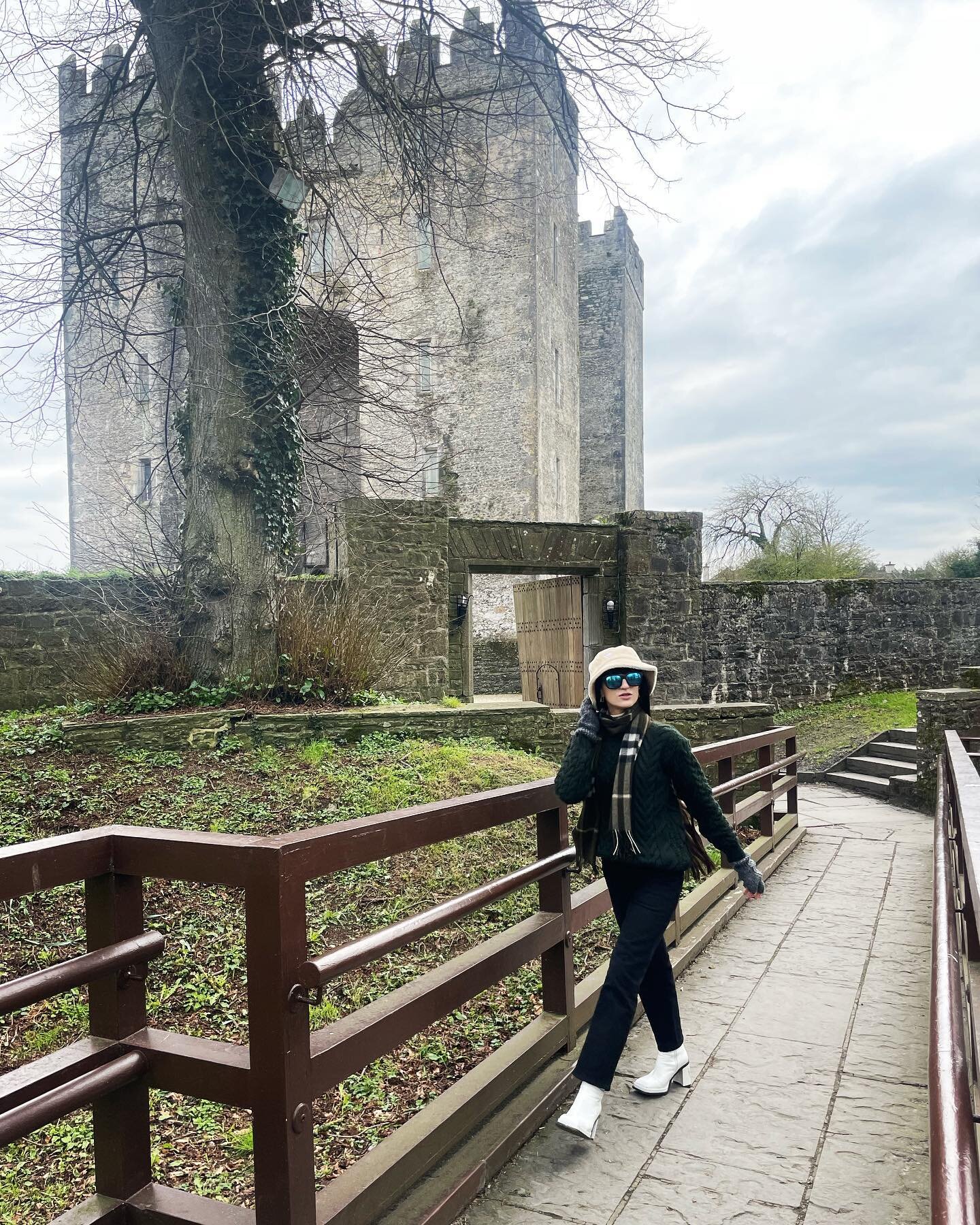 Bunratty Castle 🏰. Shoutout to the lady who let us in after hours!
&bull;
&bull;
&bull;
&bull;
&bull;
&bull;
&bull;
&bull;
#cloudy #sunsets #castlephotography #medievalart de #horizon #skyline #sky #nature #landscape #landscapephotography #dreamy #c