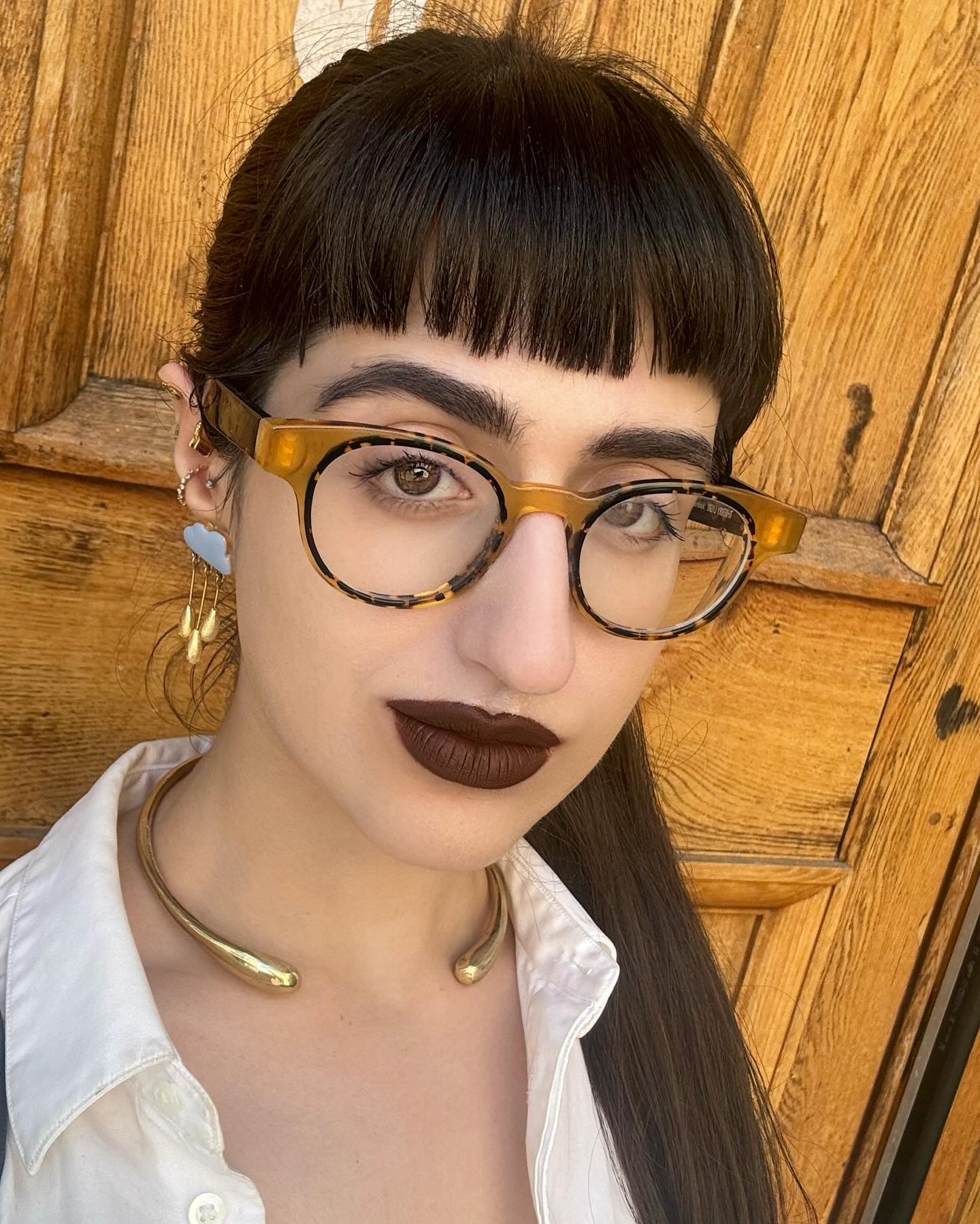 Givin&rsquo; a whole lotta lip 💋.
&bull;
&bull;
&bull;
&bull;
&bull;
&bull;
&bull;
#ldn #london🇬🇧 #glasses #britain #pretty #streetstyle #makeup #makeupartist #makeupoftheday #fashion #british #designer #londres #unitedkingdom🇬🇧 #highfashion #gl
