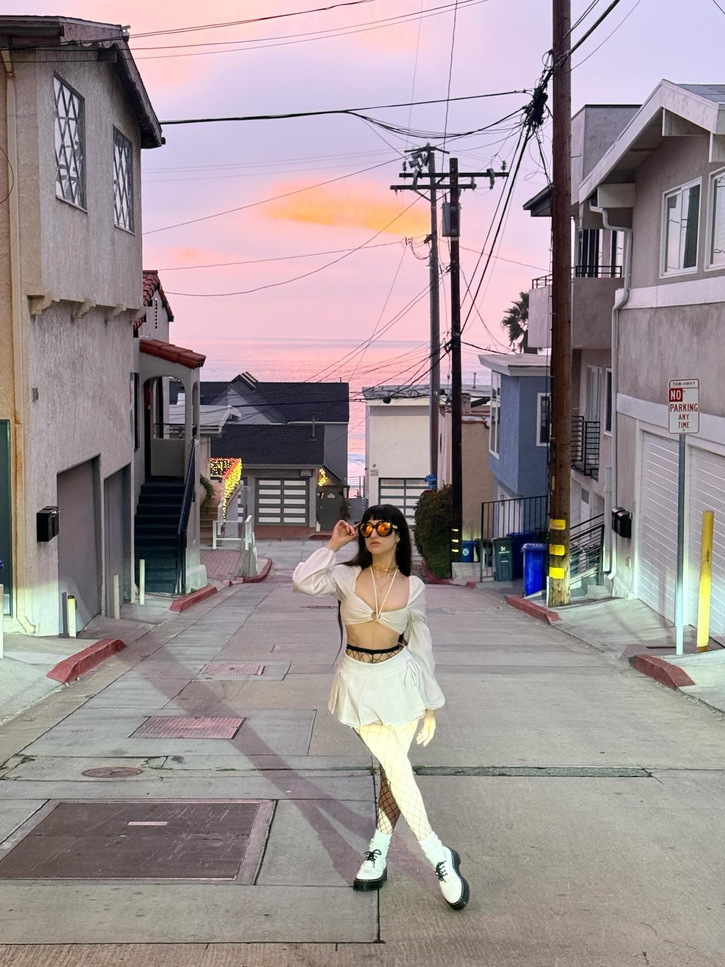 Cotton Candy Skies adding some colour to this colourless look 🤍.
&bull;
Always nice seeing friends in LA!
&bull;
&bull;
&bull;
#california #cali #californian #losangeles #la #losangelesactor #actor #actress #sunset #caligrammers #hollywood #bodysuit