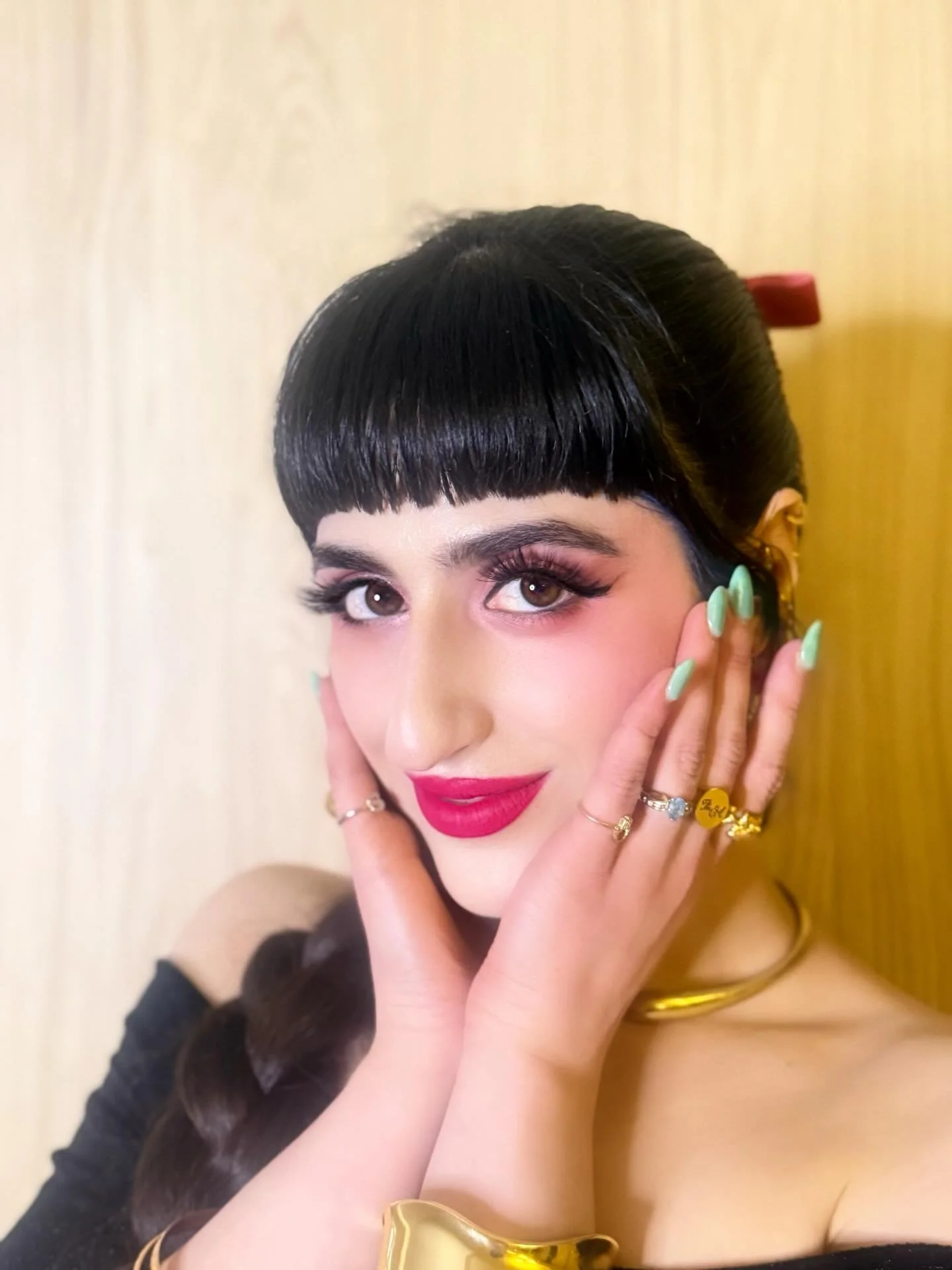 As if I needed more excuses to dress up 🥴 A more normal look for once!
&bull;
&bull;
&bull;
&bull;
#formal #cocktail #gown #makeup #motd