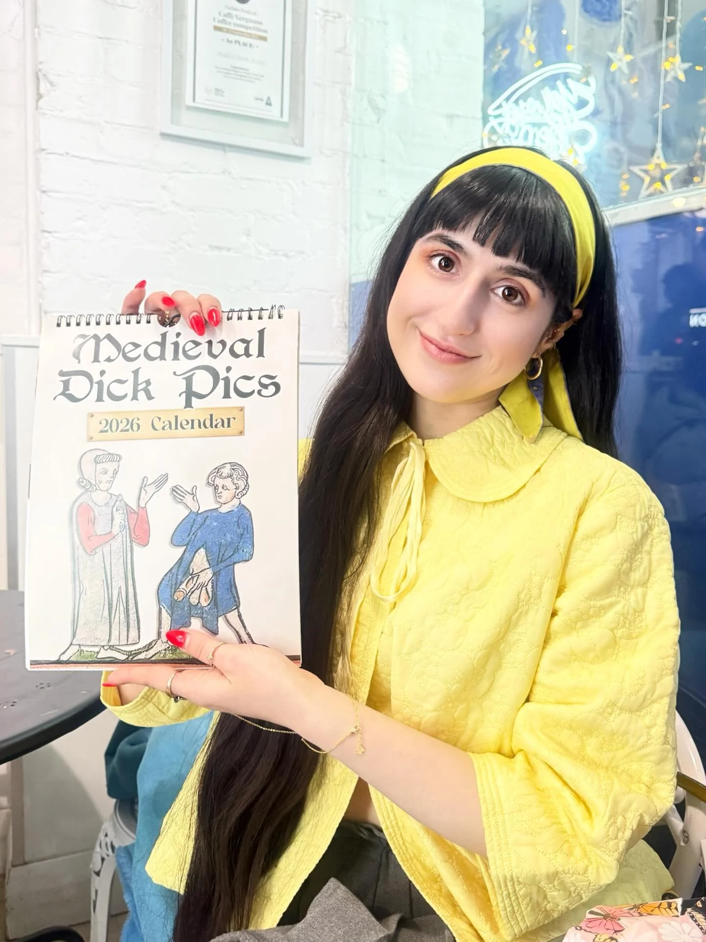 Art holding Art.
(Best gift so far this year)
&bull;
&bull;
&bull;
&bull;
#ootd #funny #thrift #vintage #medieval