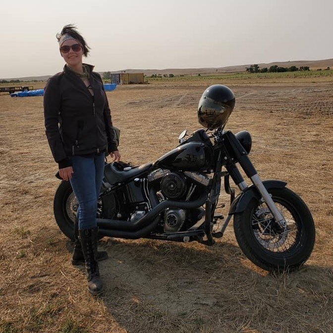 Look what the wind blew in. Visiting dad&rsquo;s... oops... forgot to pack work gloves for construction 😉
.
.
.
.
#goodmorning #hittingtheroad #midwest #gotgravel #ladieswhoride #chickswhoride #harleydavidson #rinehart #rinehartracing #drought #prev