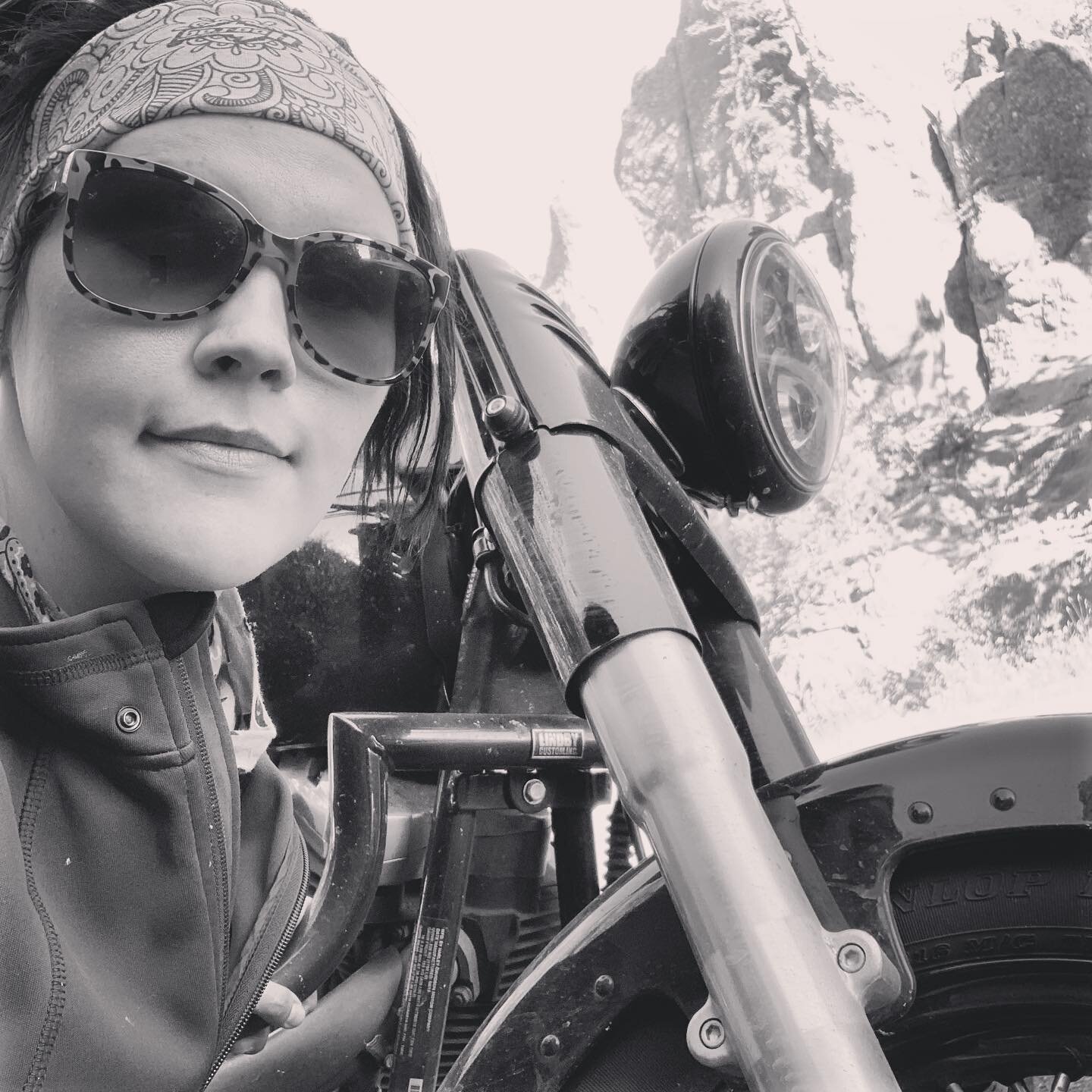 Got bugs? Took a hornet where the neck meets the chest... ouch!
.
.
.
#motorcycles #softail #girlsonmotorcycles #shelovesmotorcycles #bikerbabes #artist #fls #harleydavidson #needleshighway #southdakota #sd #blackandwhite #lovemybike #softailslim #wa