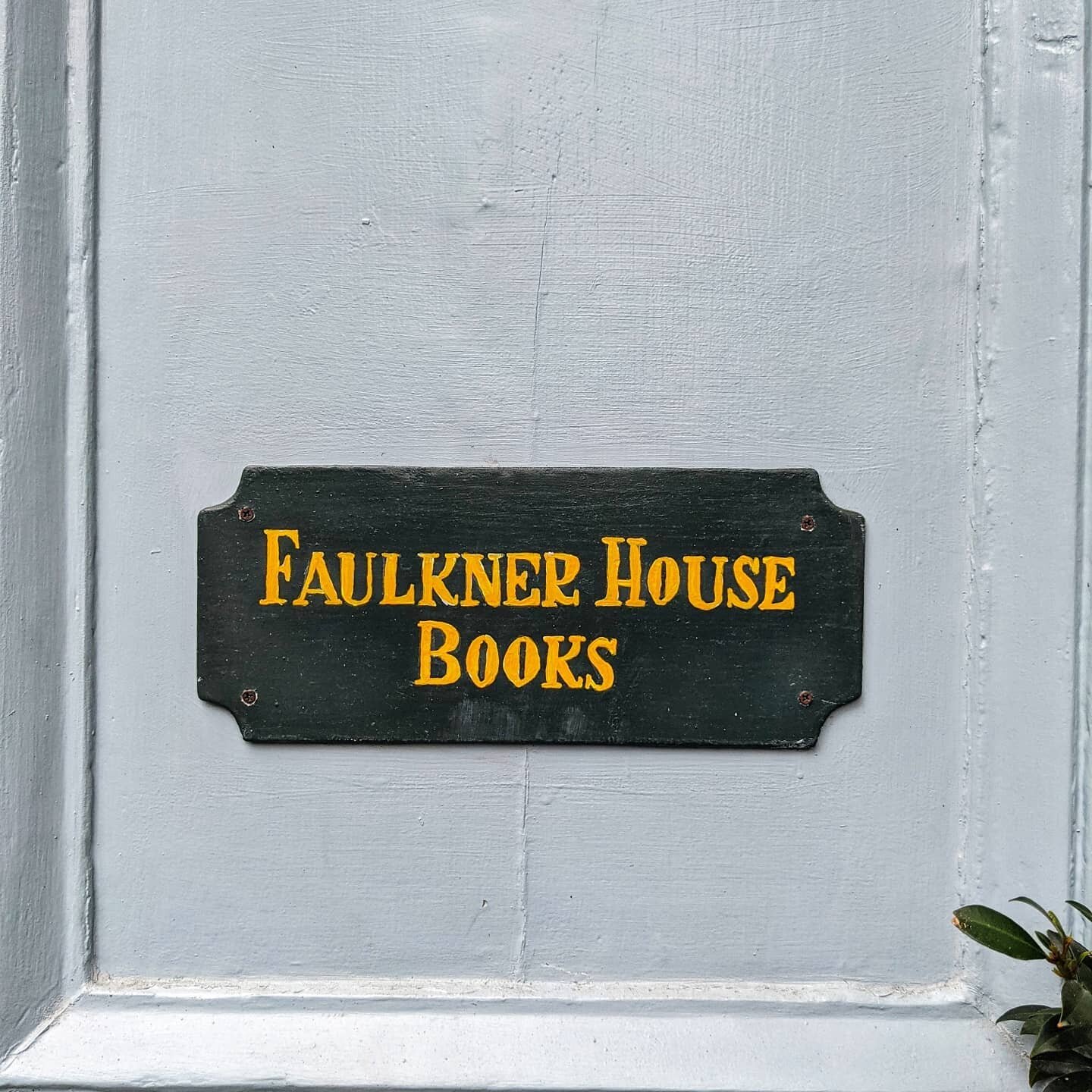 Literature has deep roots in New Orleans. If you're ever visiting the Crescent City, we highly suggest popping into @faulknerhousebooks. 📚 TIP: Like many places in the French Quarter, space is a commodity.  These old buildings are tiny. Right now, c