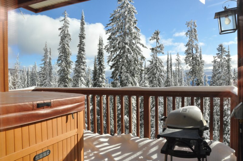 copper-kettle-lodge-condo-big-white-vacation-property-patio-hot-tub-view.jpg