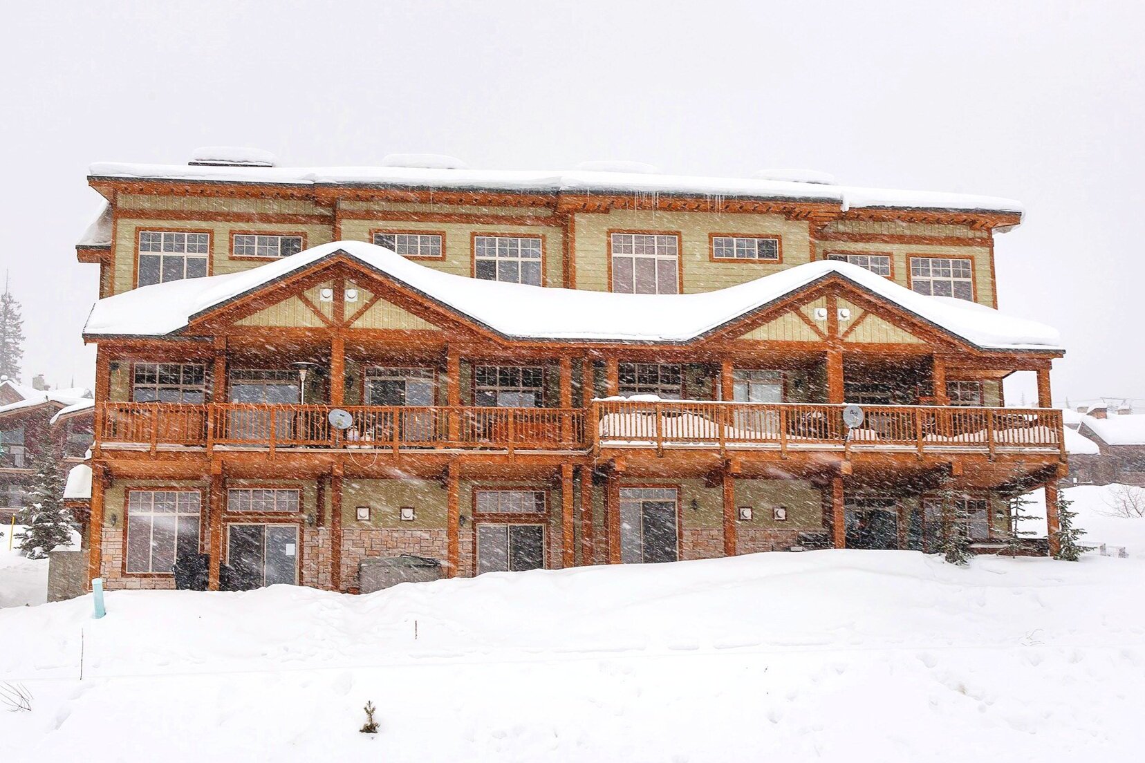 5045-snowbird-way-snowfall-lodge-big-white-ski-resort-kelowna-bc-canada-exterior-2.jpg