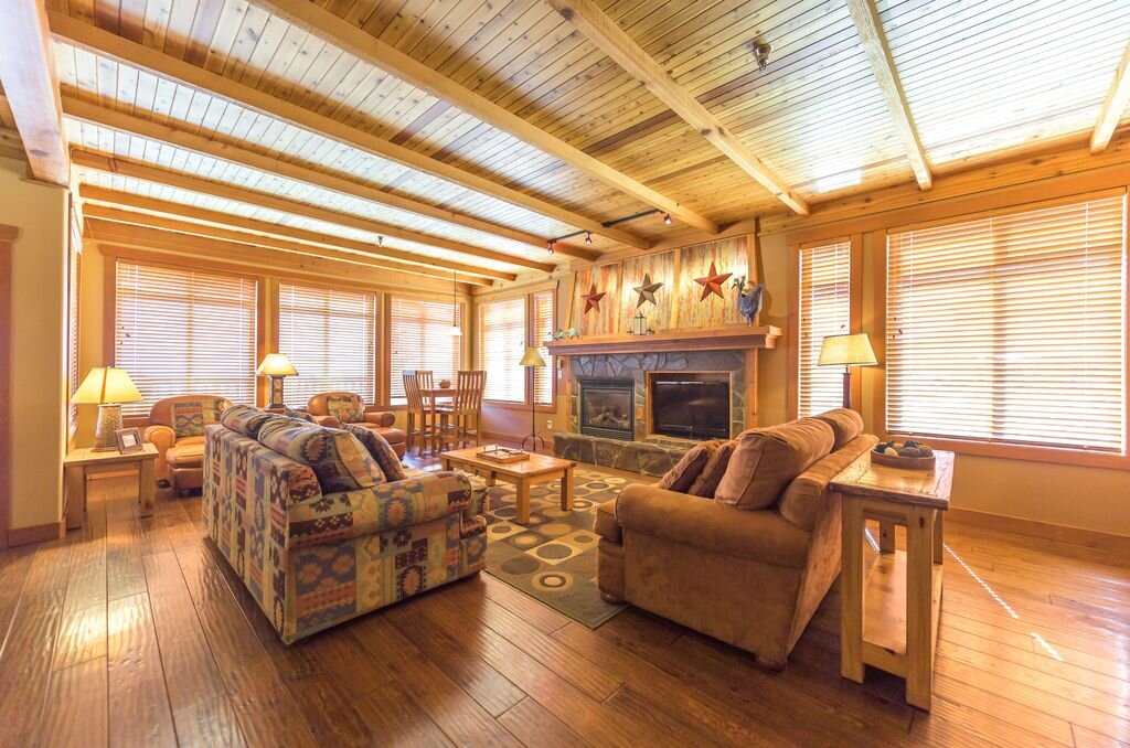 copper-kettle-lodge-condo-big-white-living-room.jpg
